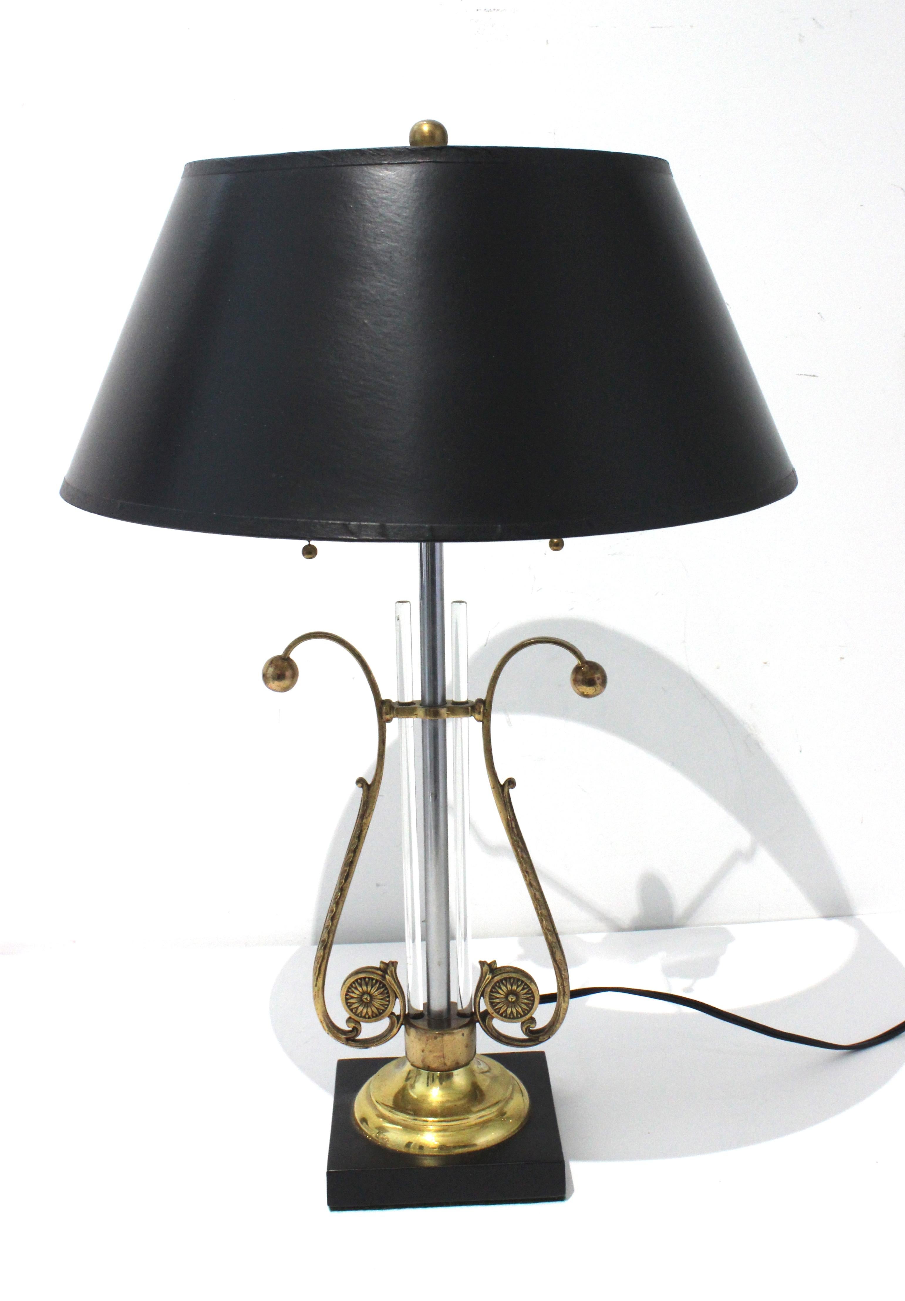 Questa lampada da tavolo elegante e chic è in sintonia con il periodo Hollywood Regency, con la sua forma classica Regency e l'uso di aste di vetro per una sensazione di glamour.

Nota:  Le dimensioni del paralume sono: larghezza superiore 9