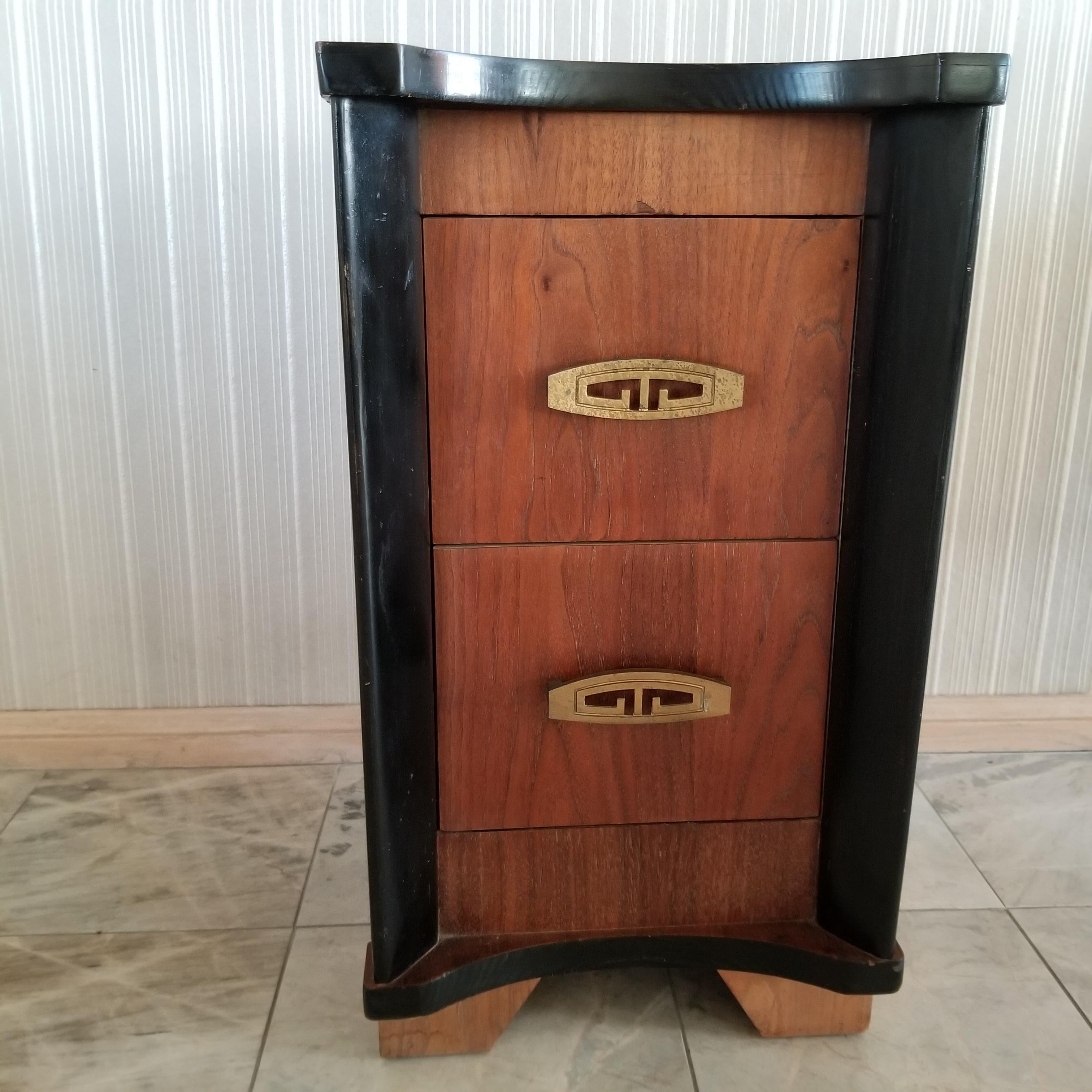 AMBIANIC presents
Single Art Deco Nightstand End Table in Walnut Wood with Brass Asian Pull
Fabulous elements of Hollywood Regency & Midcentury Modern combined.
Measures approximately: 14W x 26H x 13.5D
Solid build construction. Features 2 spacious