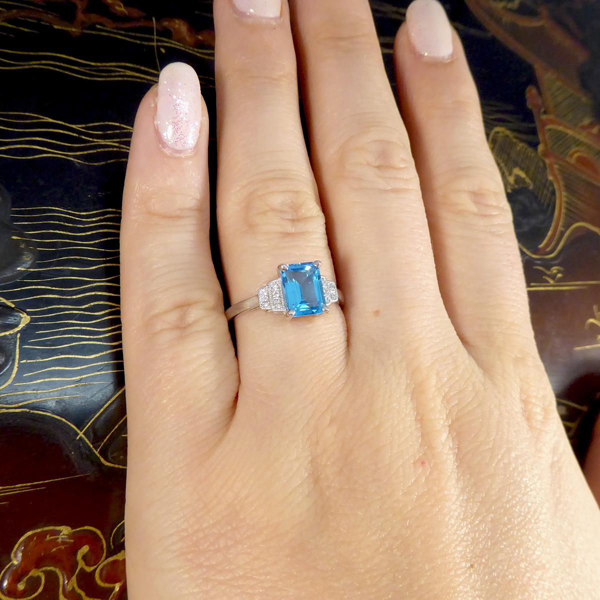 Art Deco Replica Ring aus 9 Karat Weißgold mit blauem Topas und Diamanten für Damen oder Herren im Angebot