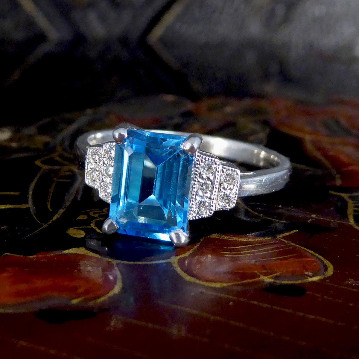 Art Deco Replica Ring aus 9 Karat Weißgold mit blauem Topas und Diamanten im Angebot 1
