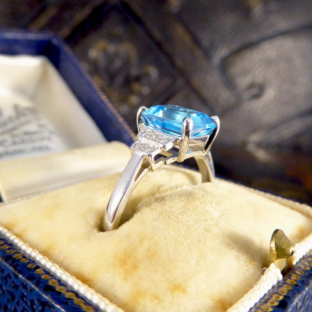 Art Deco Replica Ring aus 9 Karat Weißgold mit blauem Topas und Diamanten im Angebot 3