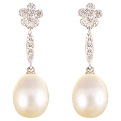 Art Deco Replica Gänseblümchen-Cluster-Diamant-Perlen-Tropfenohrringe aus 18 Karat Weißgold