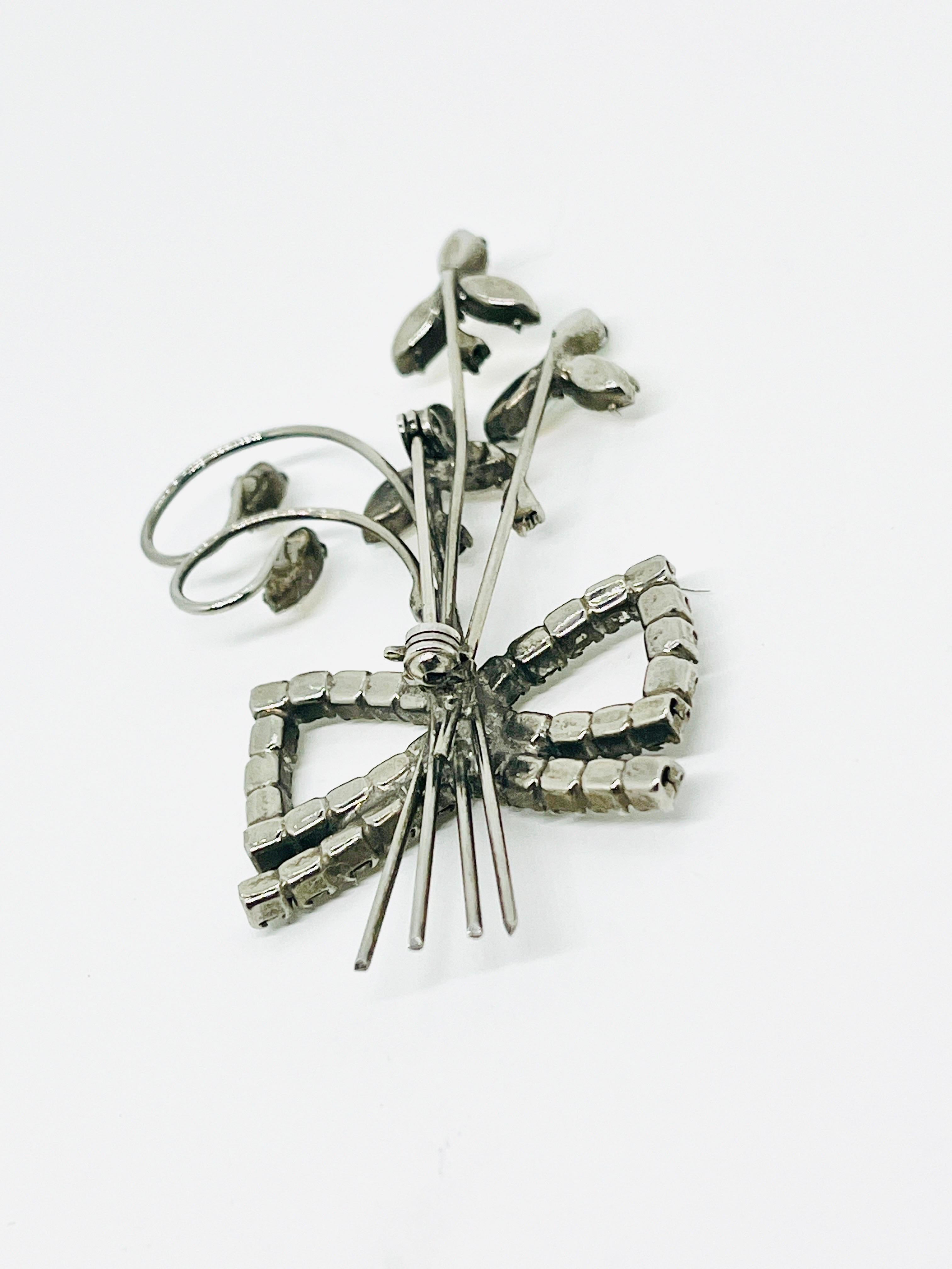 Art déco Broche Resurgence Art Déco Bouquet de trois fleurs avec nœud papillon en vente