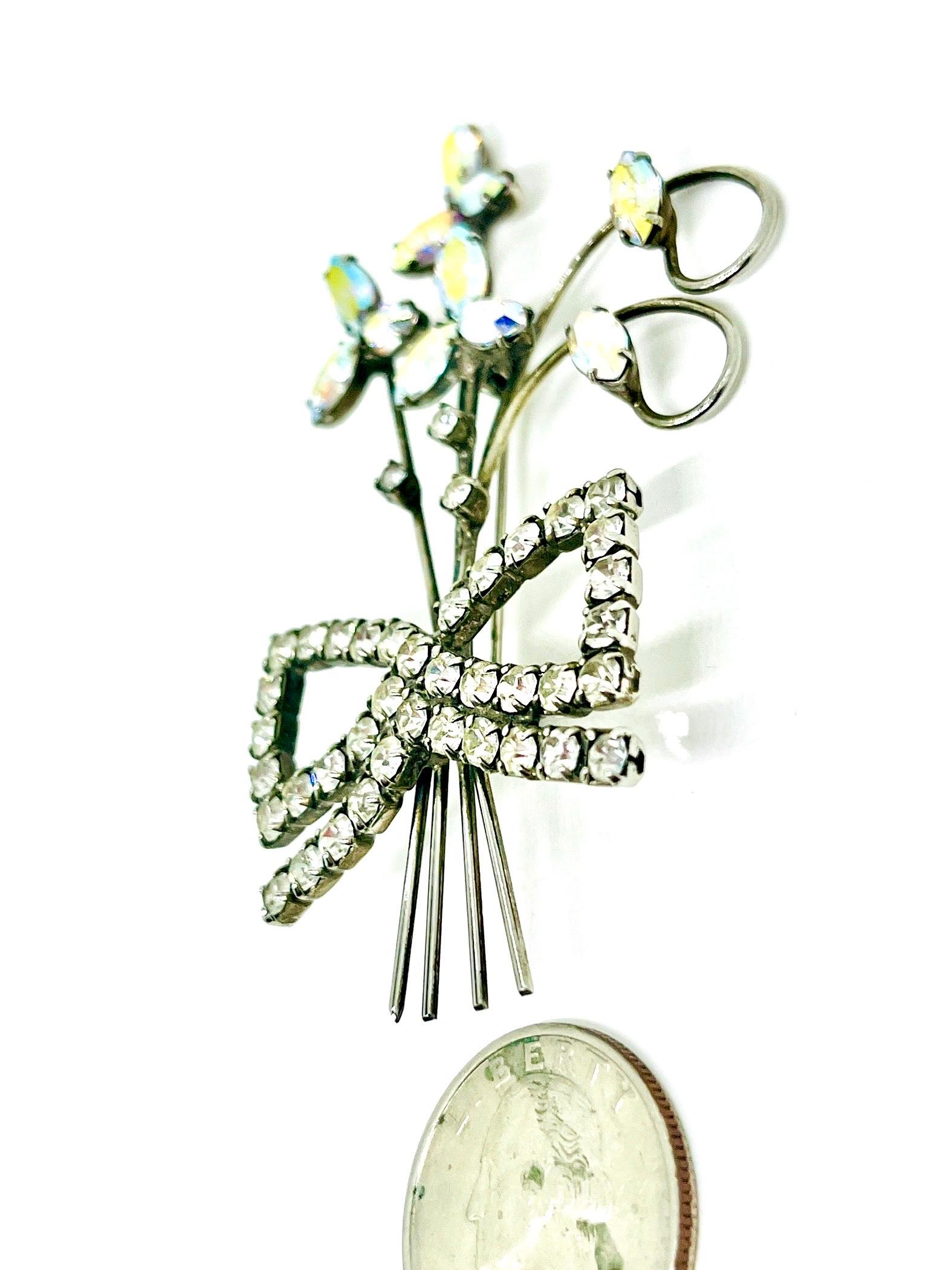 Broche Resurgence Art Déco Bouquet de trois fleurs avec nœud papillon Pour femmes en vente