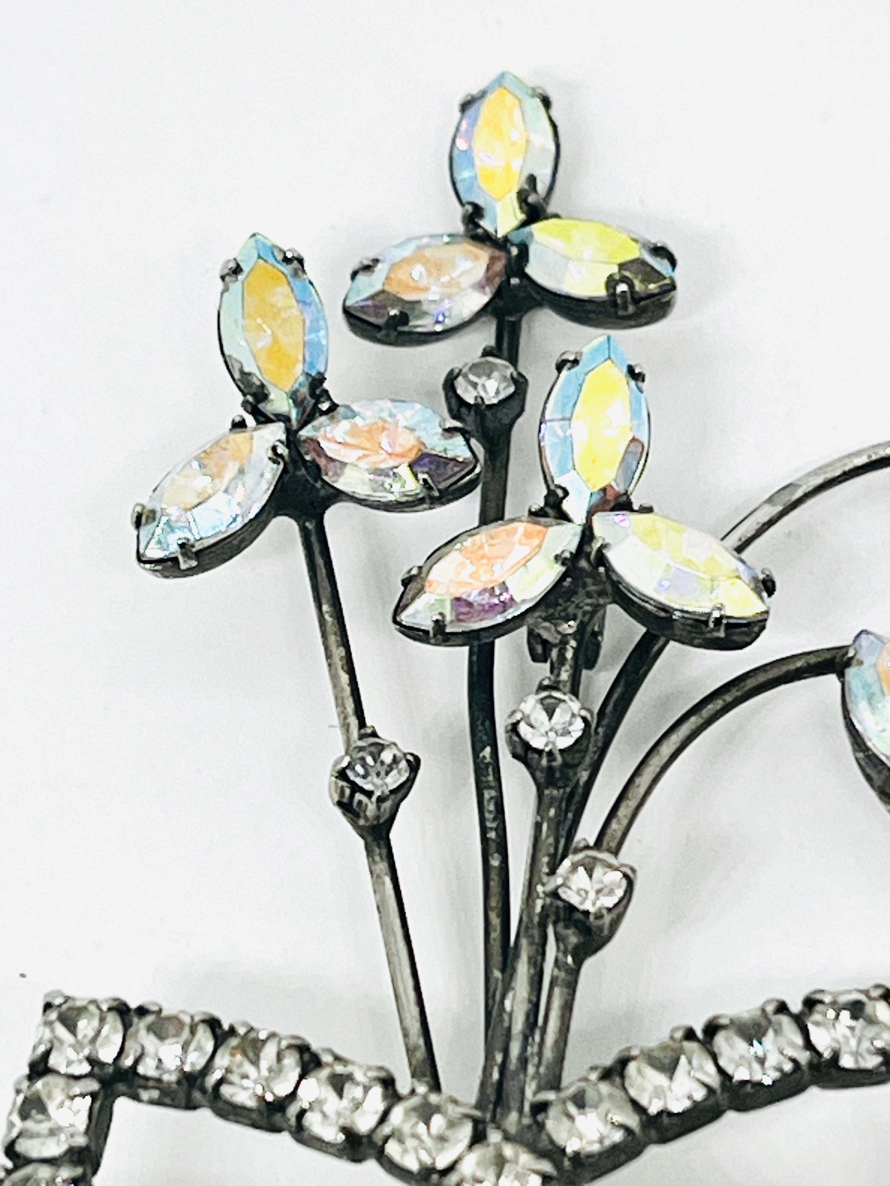 Broche Resurgence Art Déco Bouquet de trois fleurs avec nœud papillon en vente 1