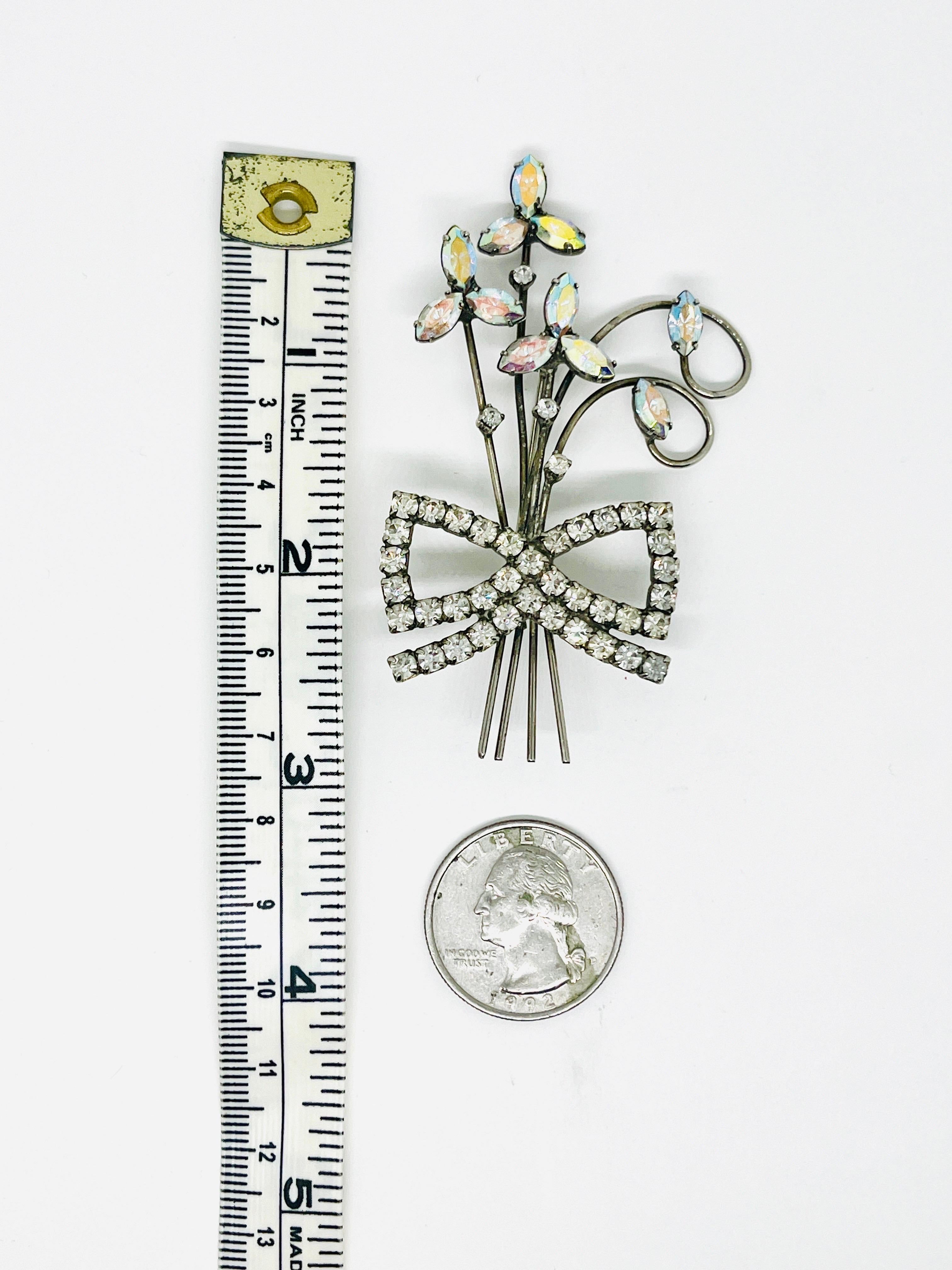 Broche Resurgence Art Déco Bouquet de trois fleurs avec nœud papillon en vente 4