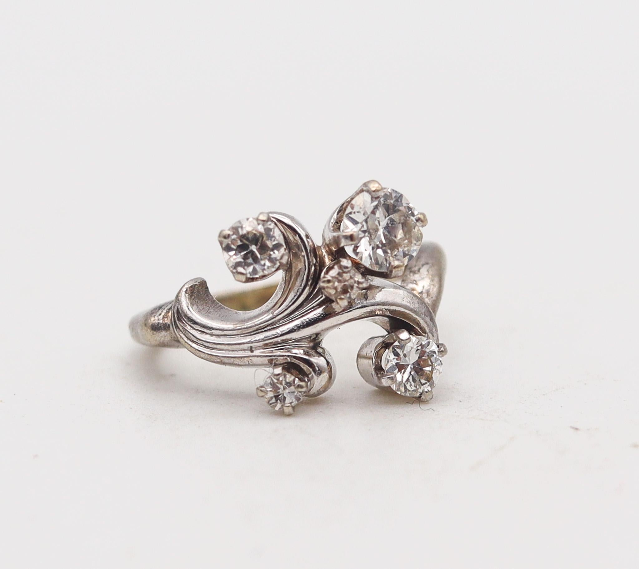 Ein Art-Déco-Retro-Ring mit europäischen Diamanten.

Sehr eleganter Wirbelring, der in Amerika während der späten Art-Déco- und Retro-Periode in den 1940er Jahren entstand. Dieser schöne Ring ist aus massivem 14-karätigem Weißgold mit polierter