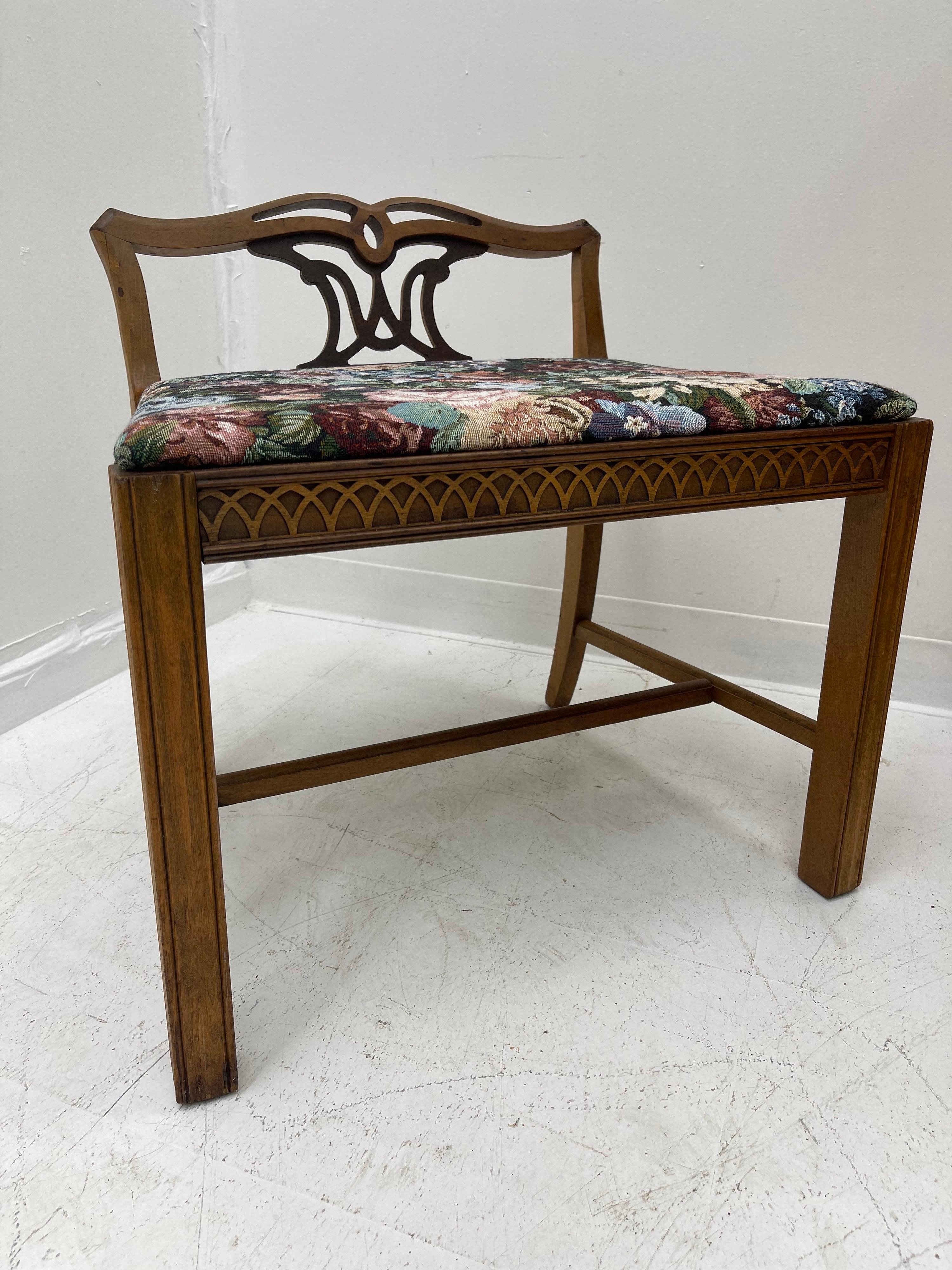 Art Deco Retro-Stil Akzentstuhl mit Blumendruck und viktorianischen Akzenten (Art déco) im Angebot