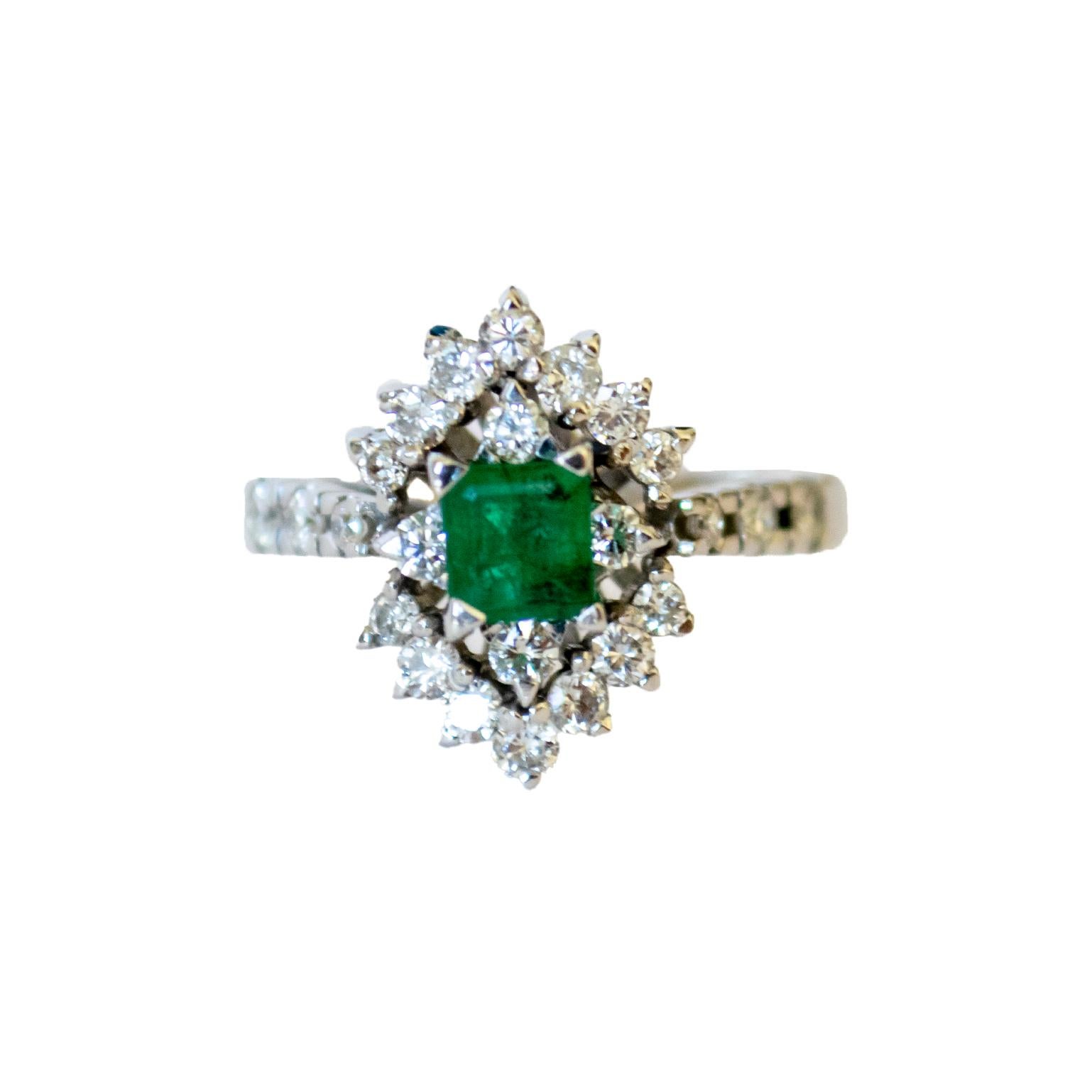 Dieser von der Art déco inspirierte Retro-Ring ist aus 18 Karat Gold gefertigt und mit Diamanten und einem Smaragd besetzt. Es hat ein Gewicht von 4,3 Gramm und ist 12,5/52,5 groß. Die Diamanten sind im Brillantschliff, insgesamt 0,75 Karat, und