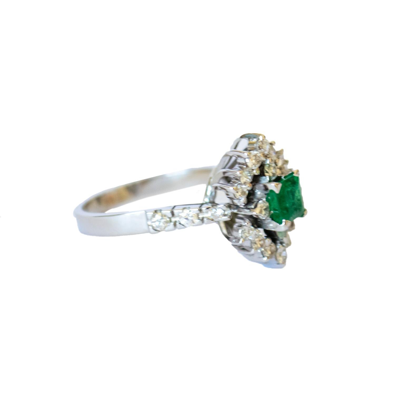 Art Deco Retro Stil Diamant und Smaragd  18K Gold  Ring (Smaragdschliff) im Angebot