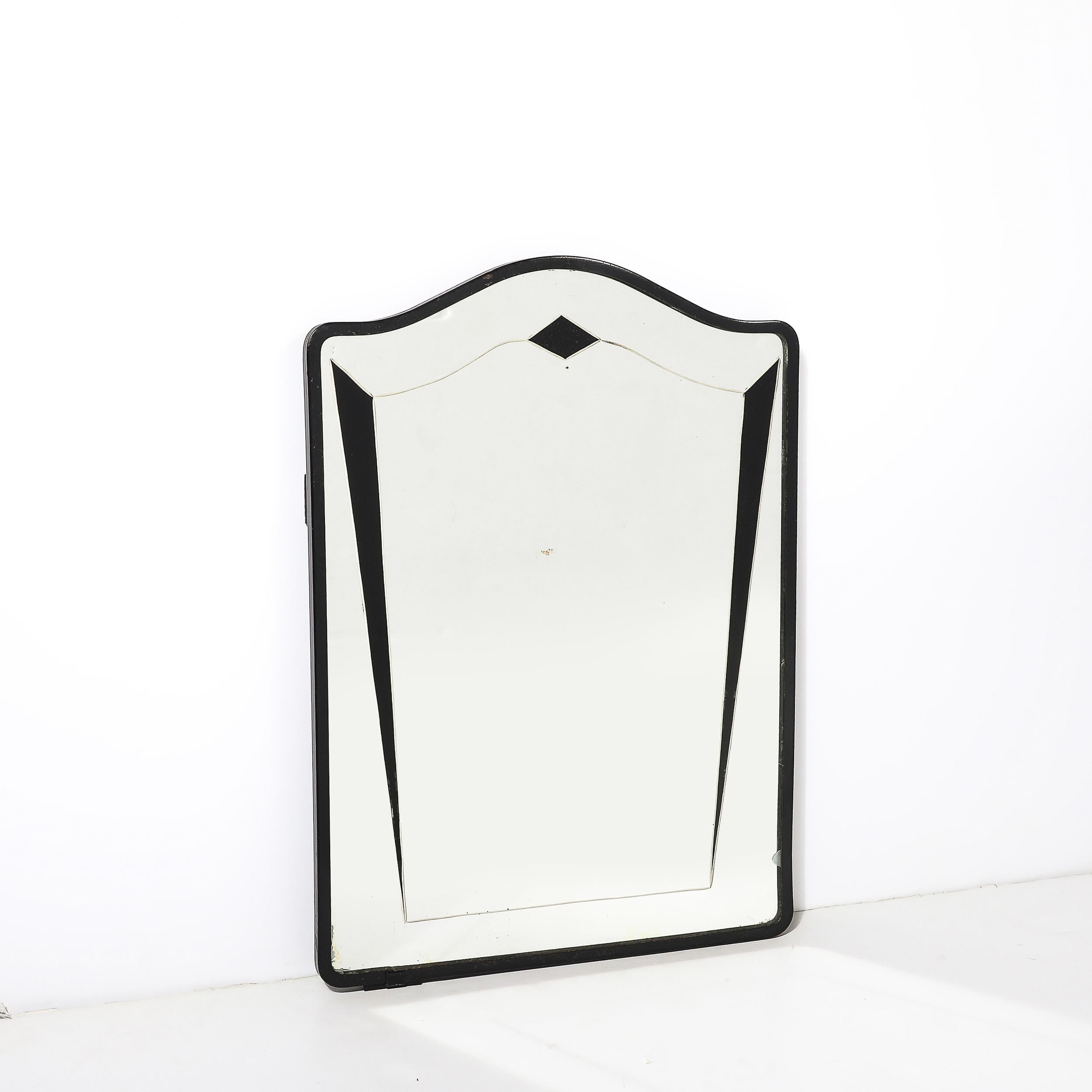 Testimonianza accattivante dell'audace arte dell'epoca Art Déco, questo specchio inciso a rovescio del 1935 circa è una magnifica miscela di lusso e innovazione del design. Il pezzo presenta una straordinaria cornice in lacca nera, sapientemente