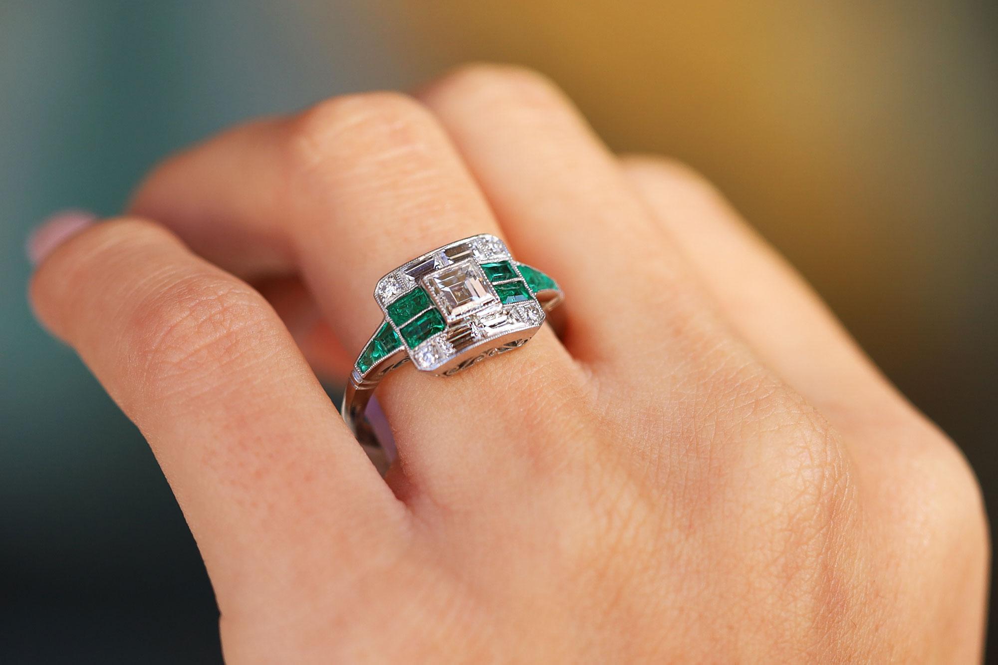Women's or Men's Art Deco Revival 0.53 Carat Carré Diamond & Emerald Platinum Ring For Sale