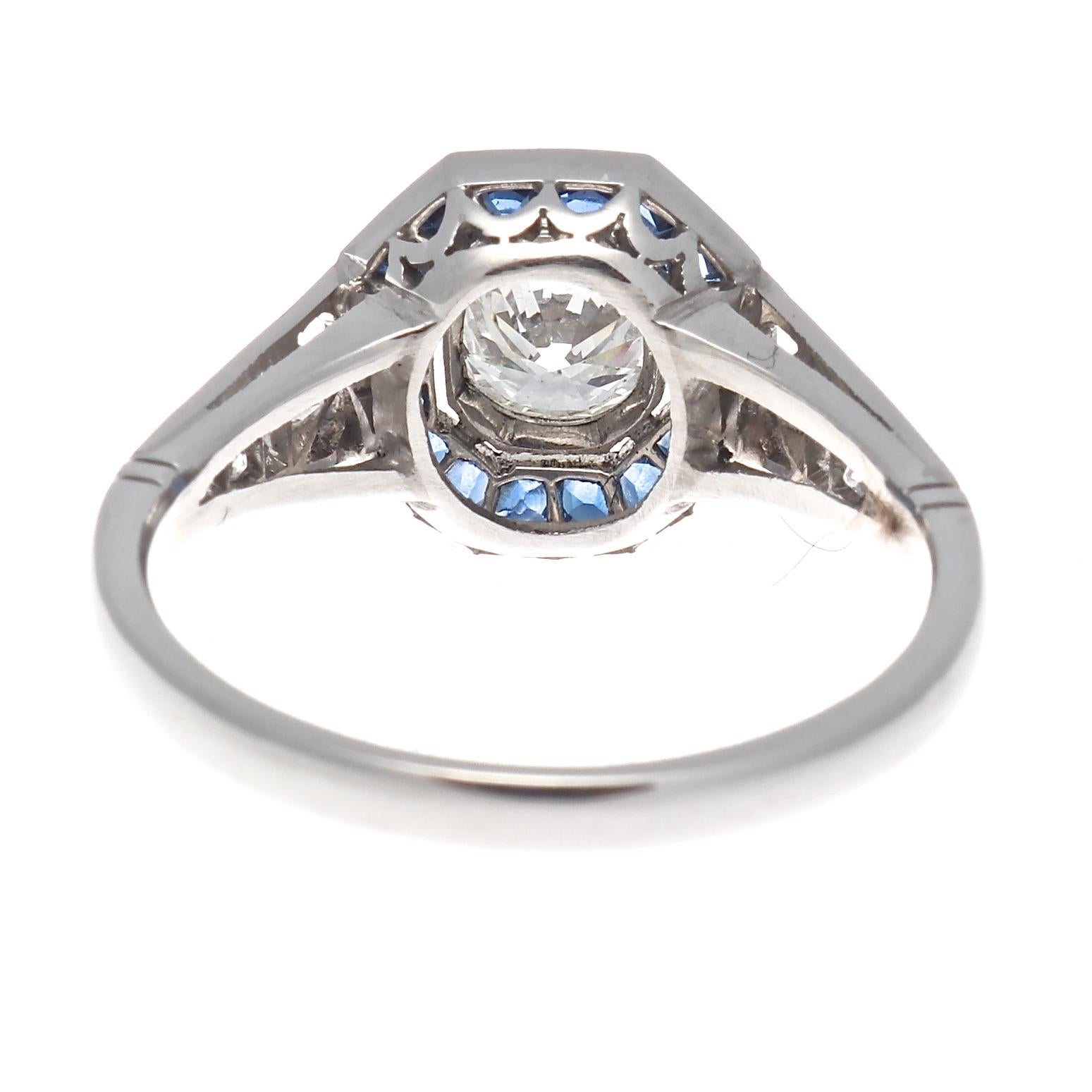 Art Deco Revival 0.68 Carat Diamond Sapphire Platinum Engagement Ring im Zustand „Hervorragend“ in Beverly Hills, CA