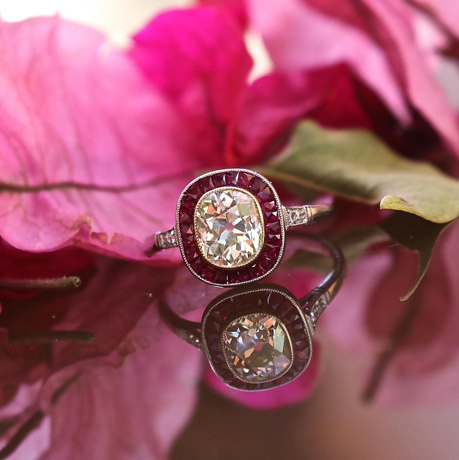 Rubine und Diamanten sind immer eine gelungene Kombination. Fügen Sie einen Diamanten im Altminenschliff (1,44) und perfekt geschliffene Rubine im französischen Schliff hinzu, und Sie haben einen wunderschönen Verlobungsring mit unendlichem Glanz.