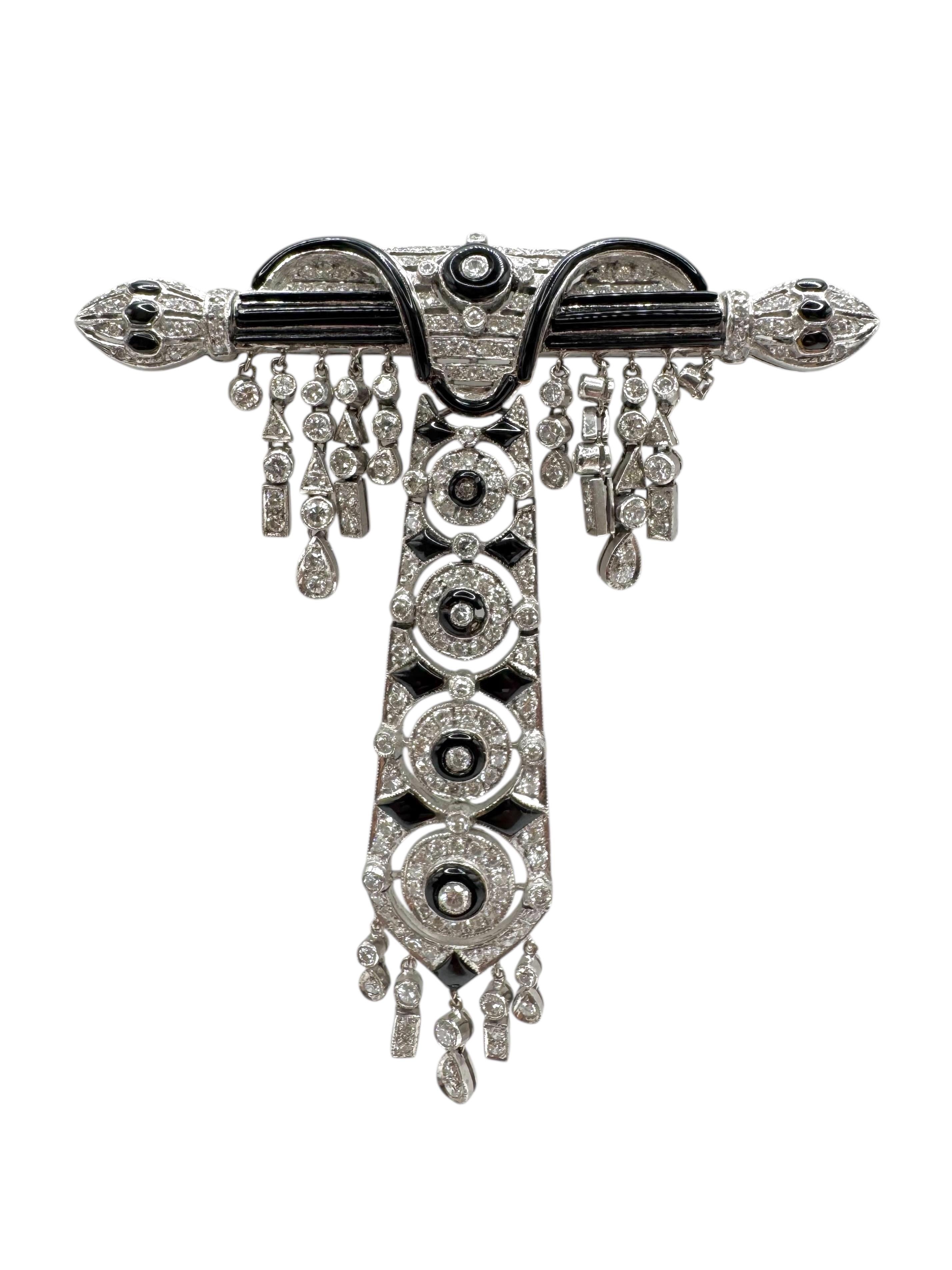 Questa accattivante spilla in oro bianco 18 carati è un'interpretazione abbagliante del design Art Deco, realizzata con notevoli dettagli e movimento. Il pezzo presenta 175 diamanti rotondi a taglio brillante per un totale di circa 3,40 carati,