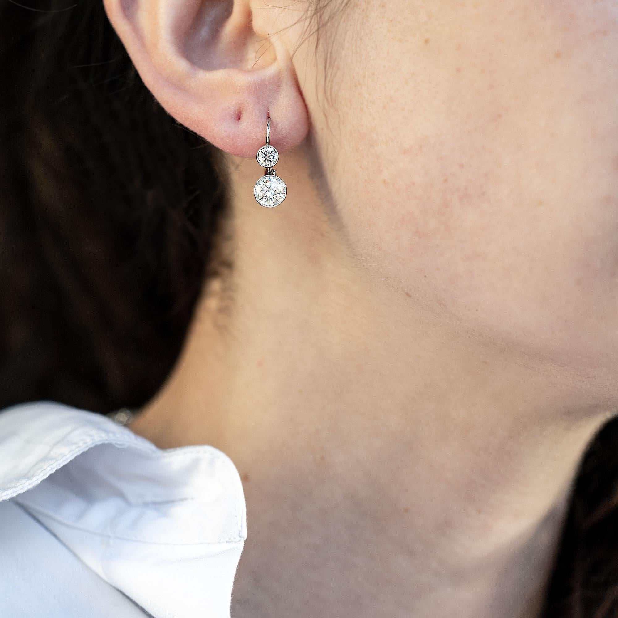 Un paio di scintillanti orecchini a goccia con diamanti in stile Art Déco che vantano 2,54 carati di bellezza naturale di diamanti abbaglianti. I grandi e moderni diamanti taglio brillante scintillanti penzolano e danzano con il fuoco al minimo