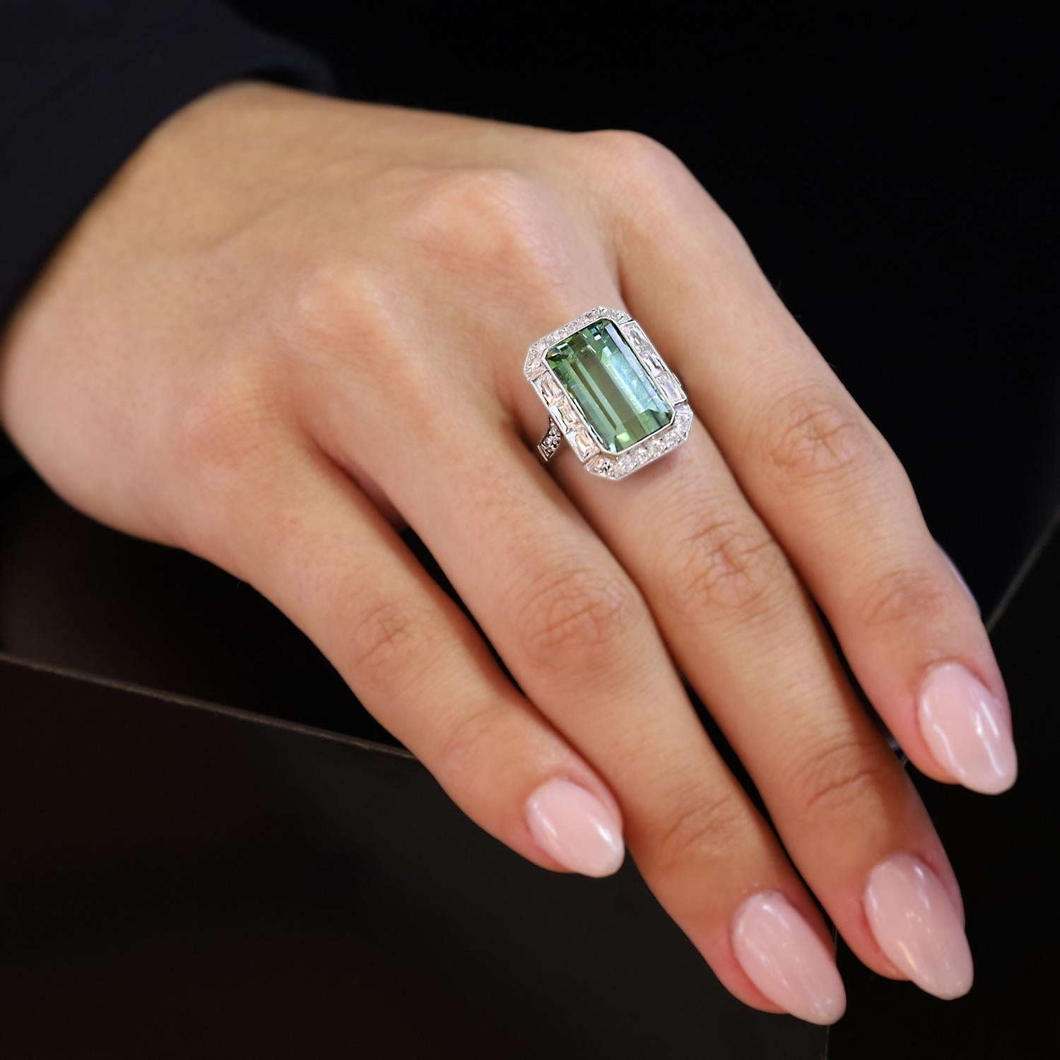 Taglio smeraldo Anello Art Deco Revival da 8 carati con tormalina taglio smeraldo e diamanti in platino in vendita