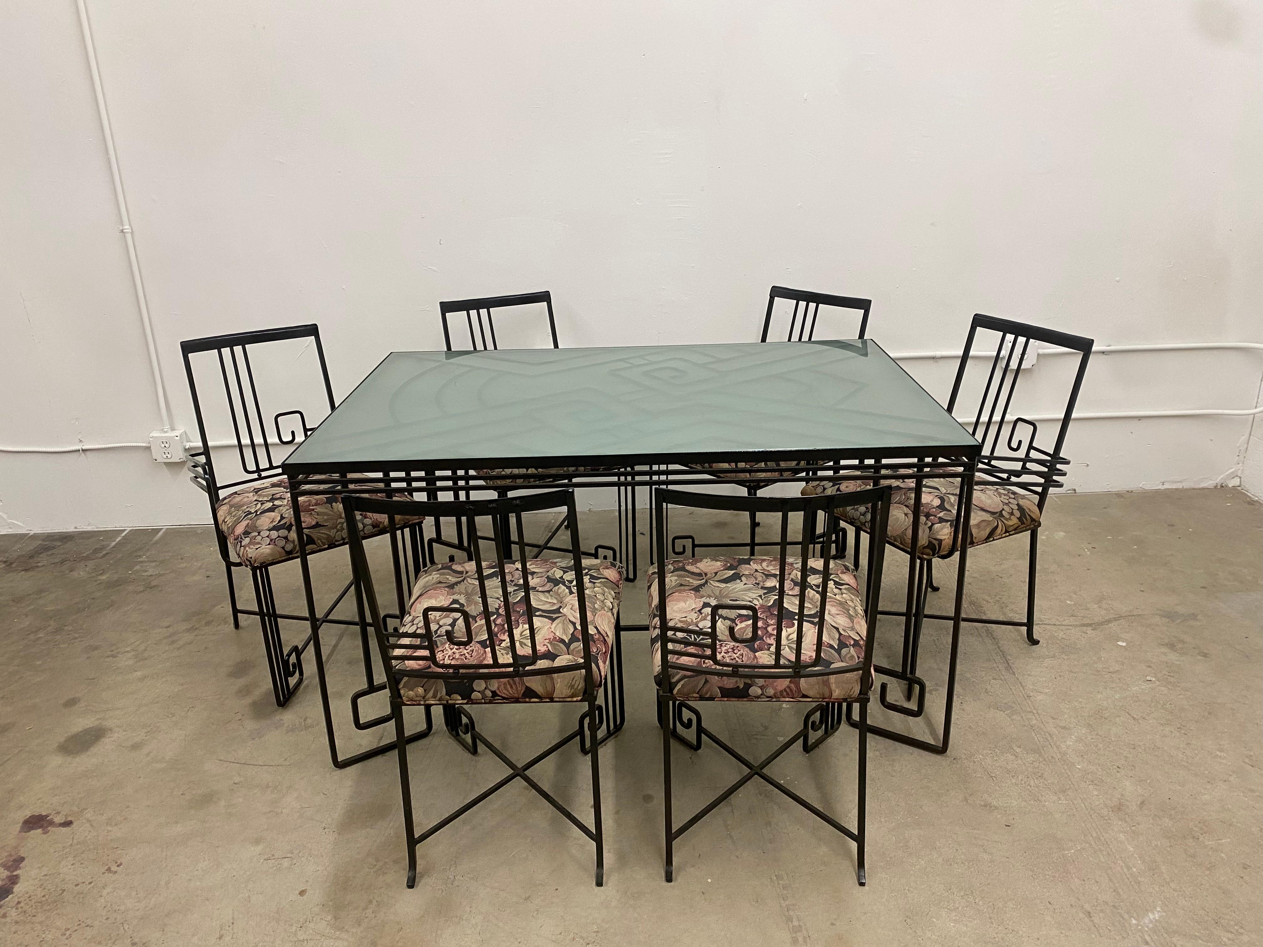 Art Deco Revival Tisch aus Schmiedeeisen. Hergestellt für Jazz Furniture (Pacific Design Center). Seltene komplette Essgarnitur mit 4 Beistellstühlen und 2 Sesseln. Ein Set wie dieses gibt es nicht oft.

Abmessungen - 

Tisch: 54 Zoll B x 36,5 T x