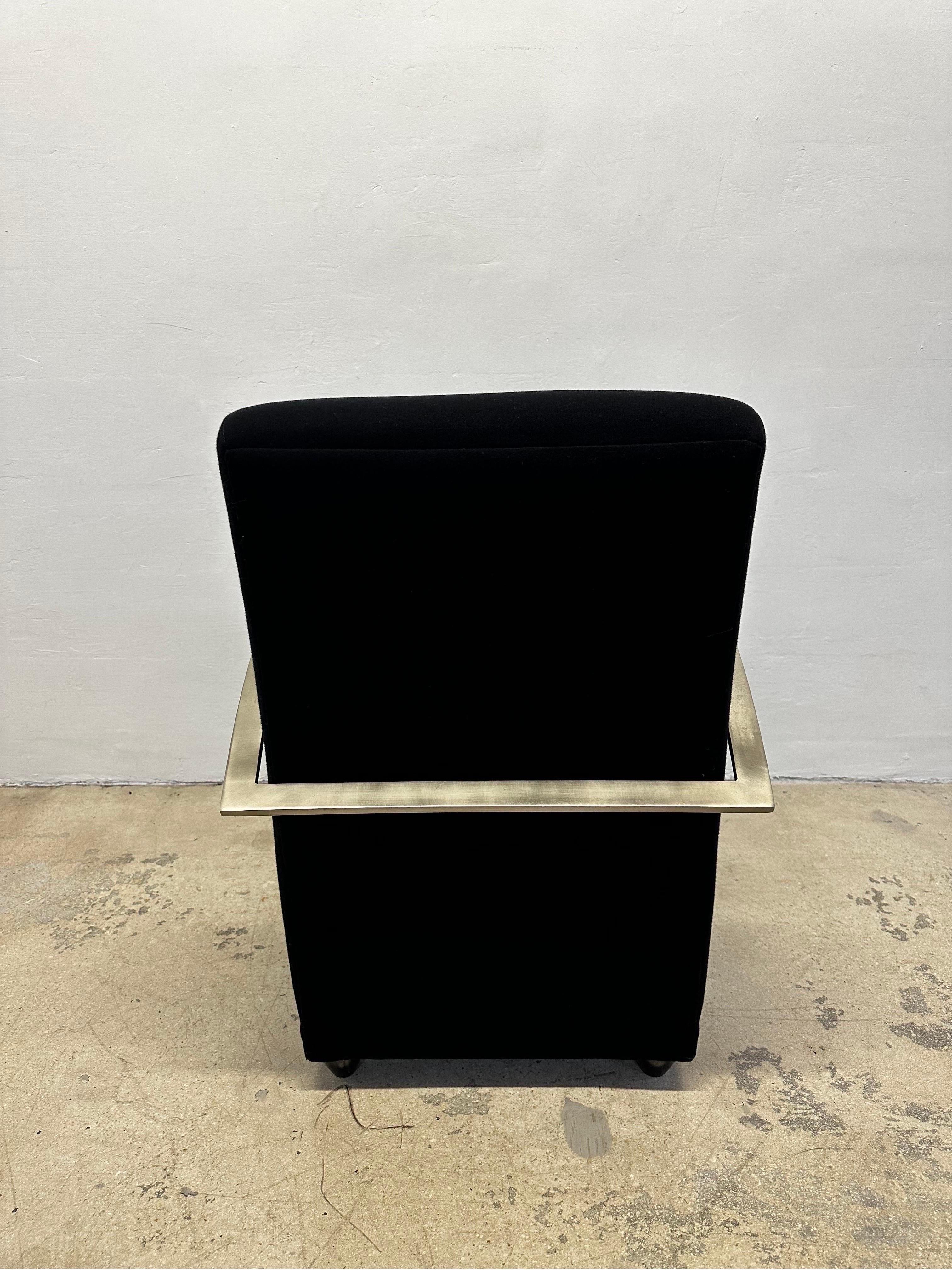 Schwarze Art-Déco-Revival-Loungesessel mit Stahlarmlehnen von Directional – ein Paar (Metall) im Angebot