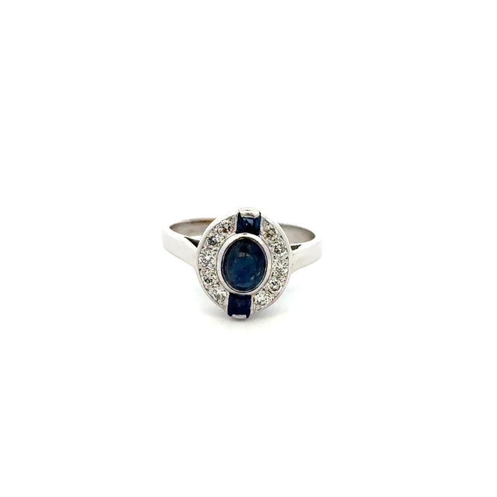 Art Deco Revival Blue Sapphire and Diamond Gold Solitaire Cocktail Ring In Excellent Condition For Sale In Montreal, QC