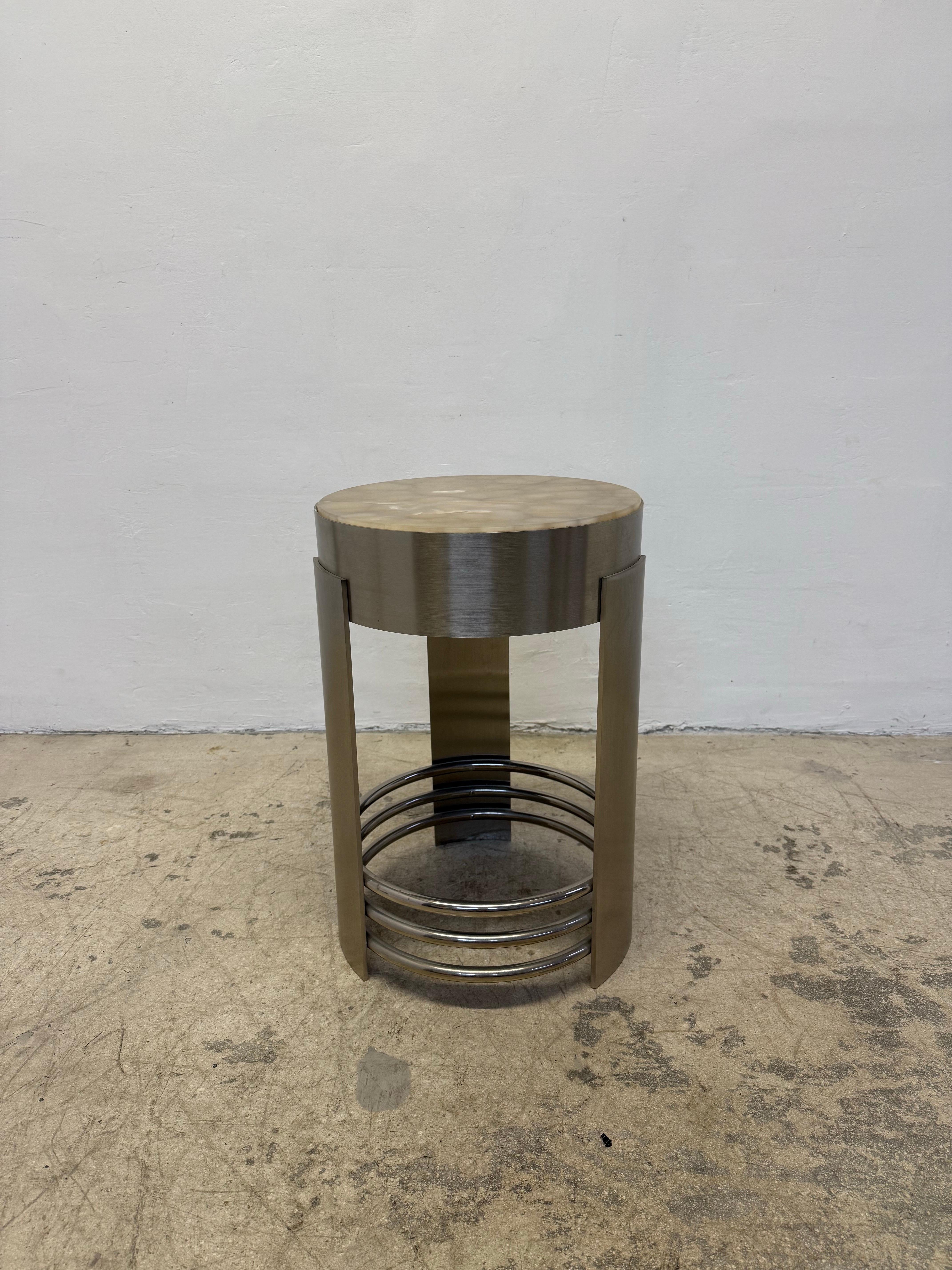 Modernistischer Beistelltisch im Art-Déco-Stil mit gebürstetem Stahl, rohrförmigen Chromleisten und einer Platte aus Vitriolith, um 1980.