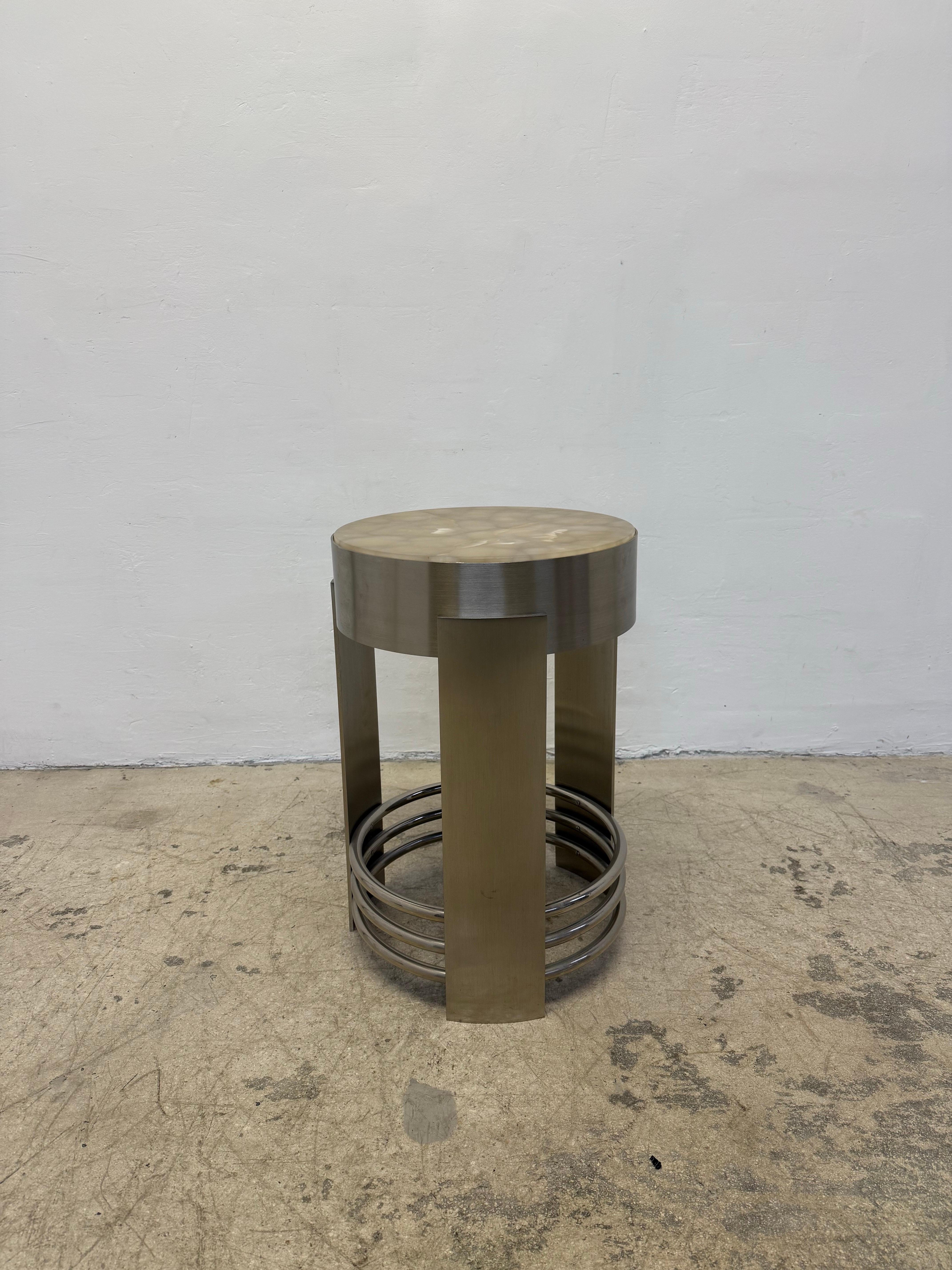 Beistelltisch aus gebürstetem Stahl und Chrom im Art déco-Revival-Stil, 1980er Jahre (Unbekannt) im Angebot