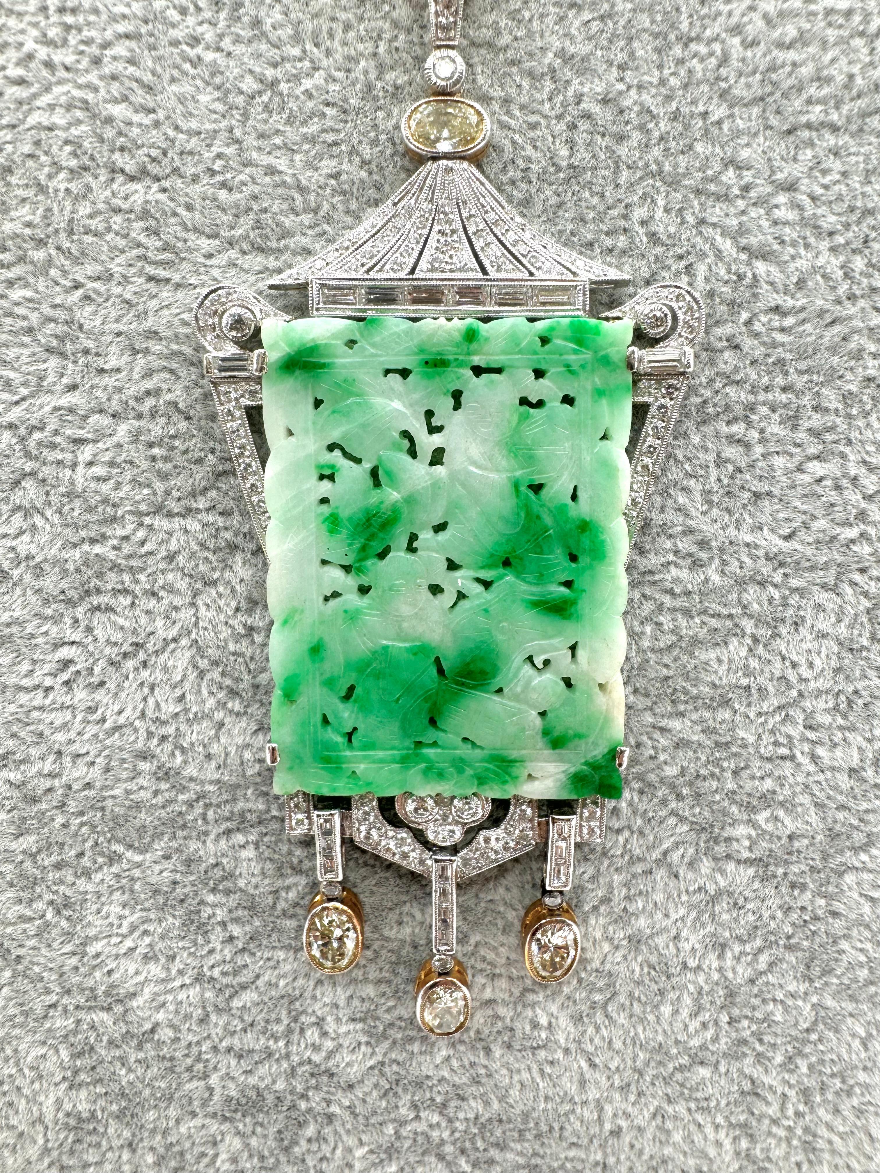 Art Deco Revival Carved Jade and Diamond Lantern Necklace in 18K White Gold Corte brillante en venta