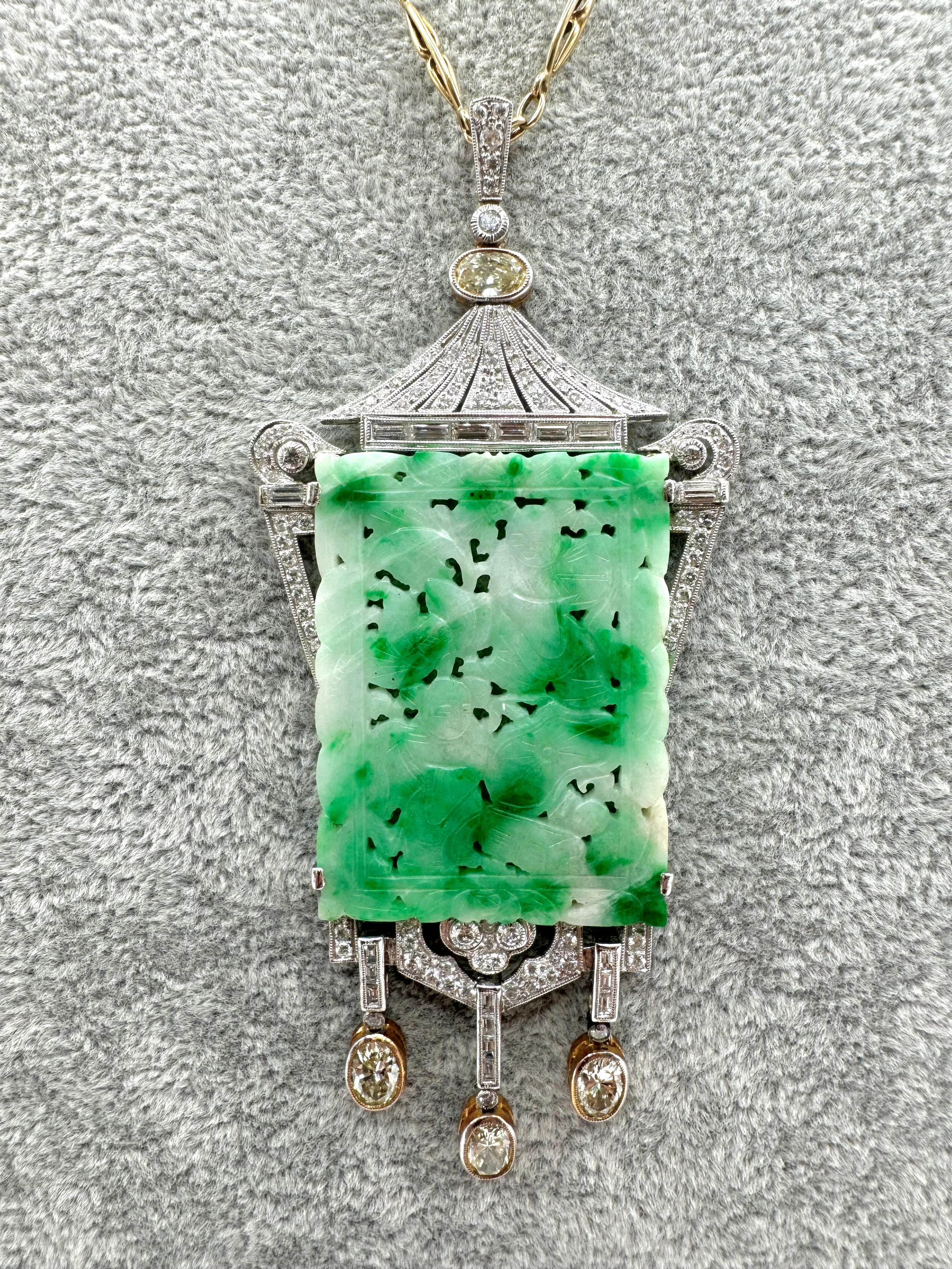 Art Deco Revival Carved Jade and Diamond Lantern Necklace in 18K White Gold en Excelente estado para la venta en Great Neck Plaza, NY