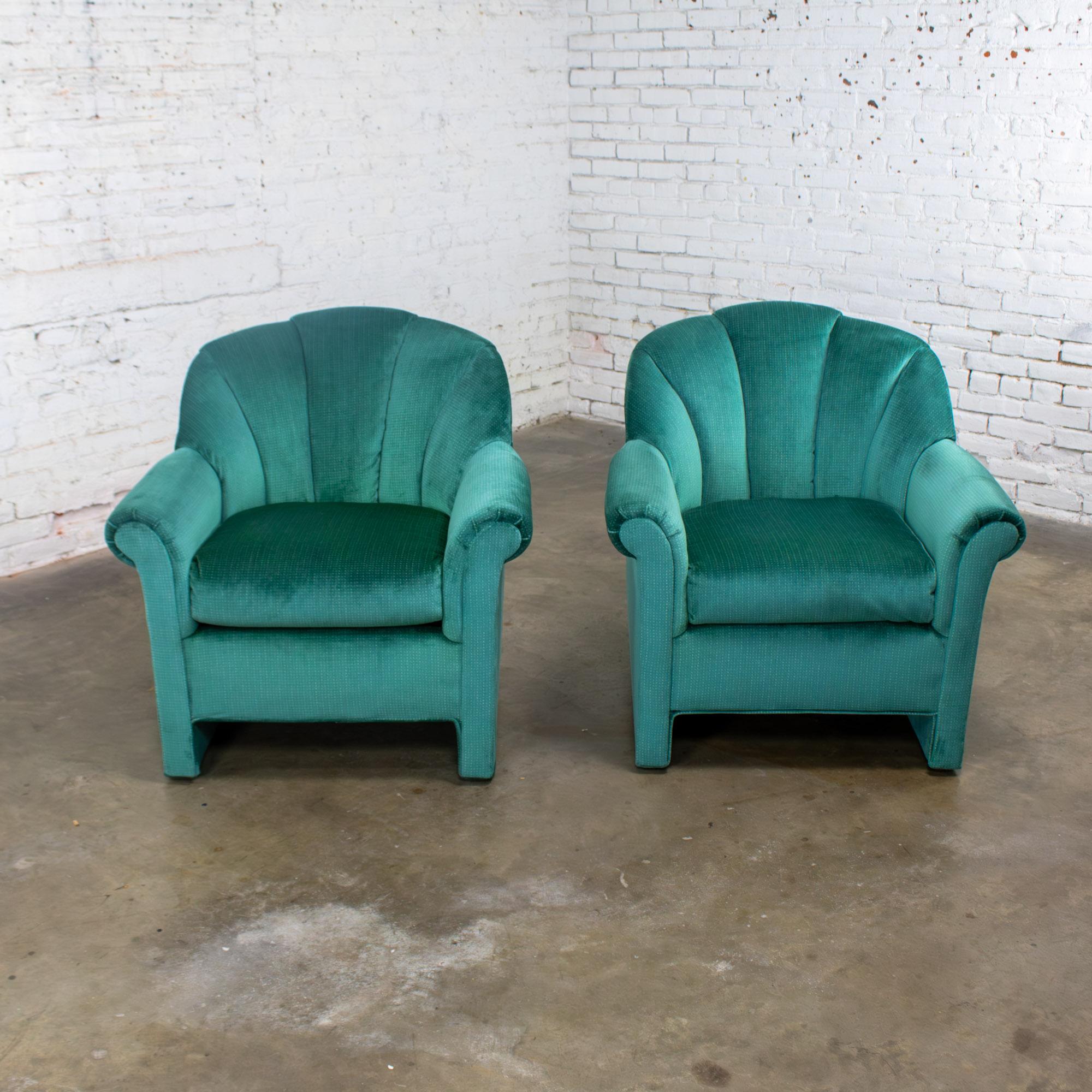 Hollywood Regency Sedie Club con schienale a ventaglio in stile Art Deco Revival con tessuto in ciniglia di vitello a coppia in vendita