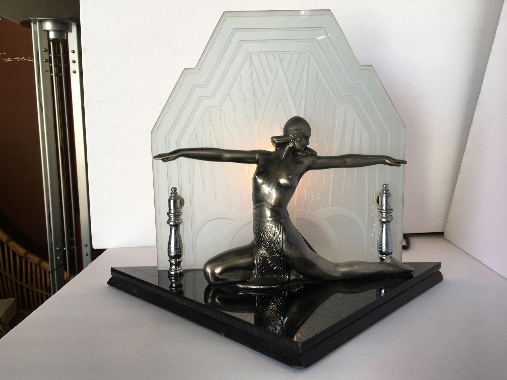 Chrome Art Deco Cleopatra lamp with etched glass shade and black marble base, circa 1980.