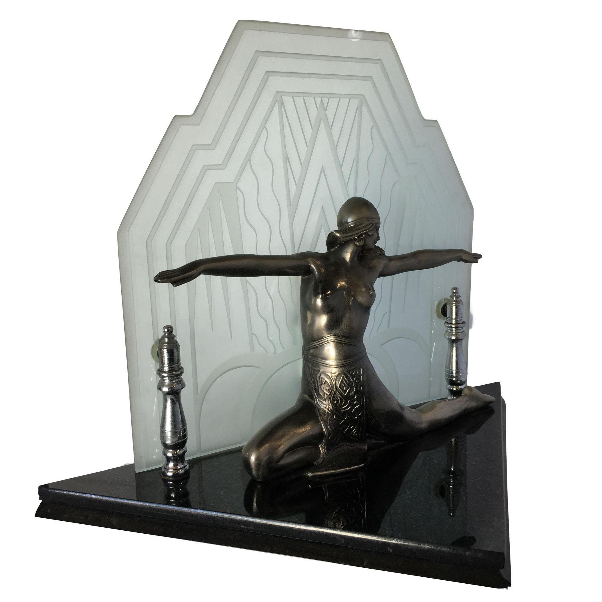 Verchromte Art Deco Kleopatra Lampe mit geätztem Glasschirm und schwarzem Marmorsockel, um 1980.