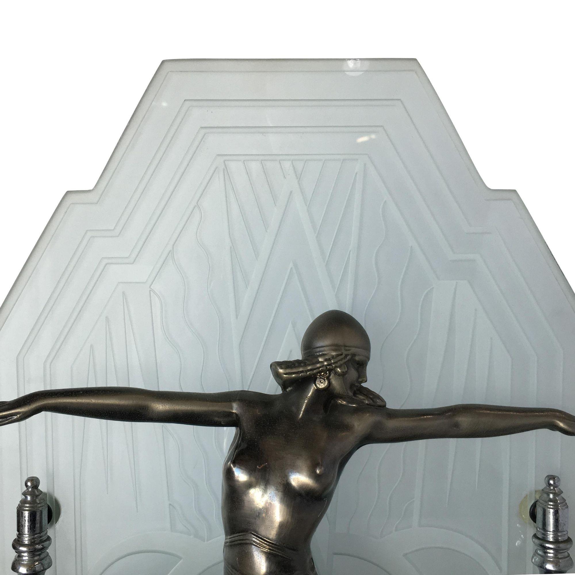 Verchromte Art-Déco-Kleopatra-Lampe mit geätztem Glasschirm, Art déco-Revival-Stil, Art déco (Chrom) im Angebot