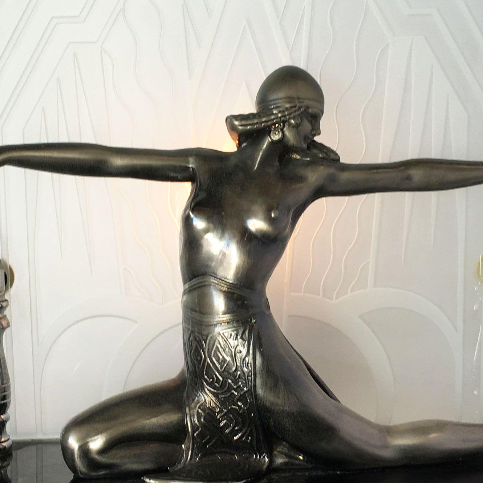 Verchromte Art-Déco-Kleopatra-Lampe mit geätztem Glasschirm, Art déco-Revival-Stil, Art déco im Angebot 1