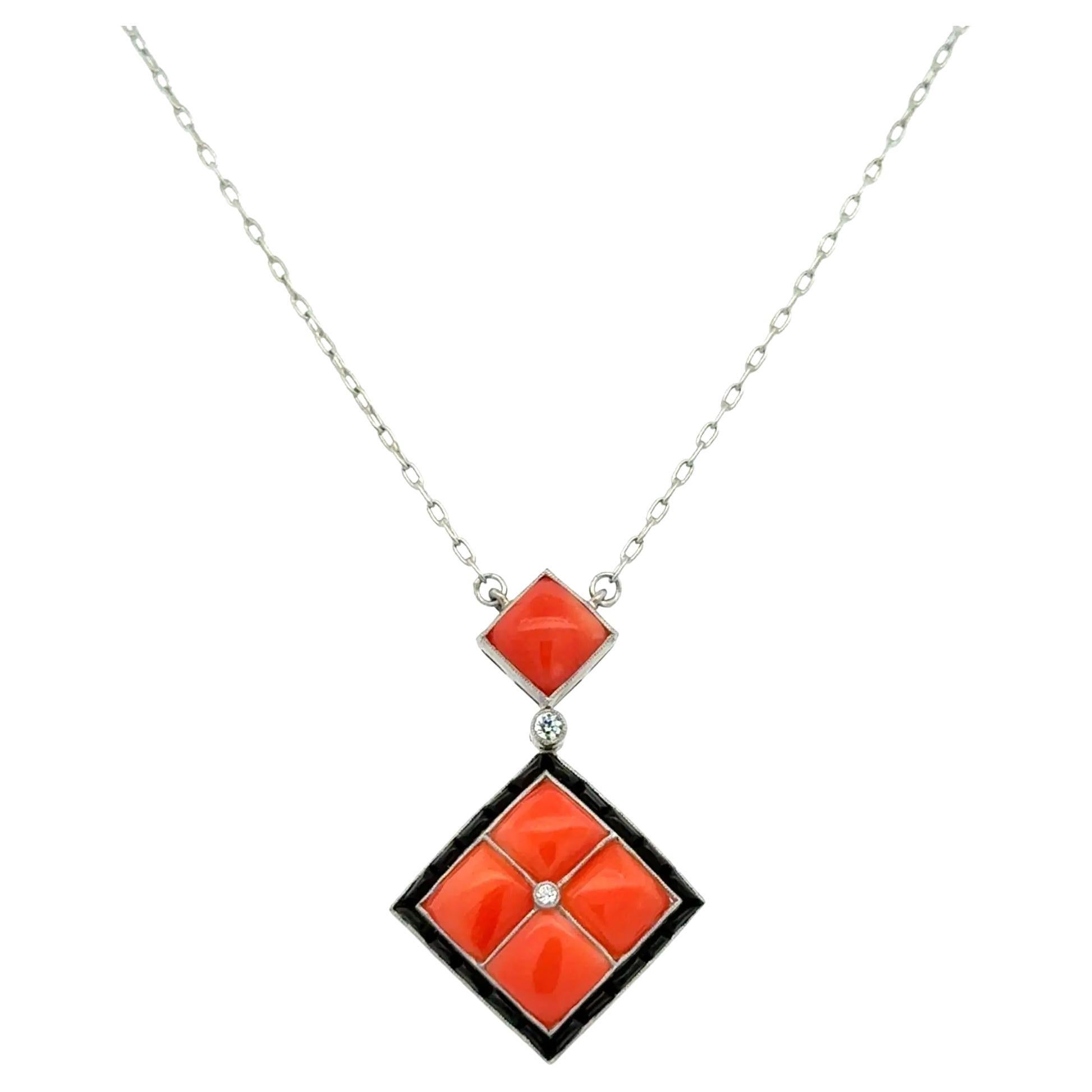 Art Deco Revival Koralle Onyx und Diamant Vintage Platin Mosaik Anhänger Halskette im Angebot