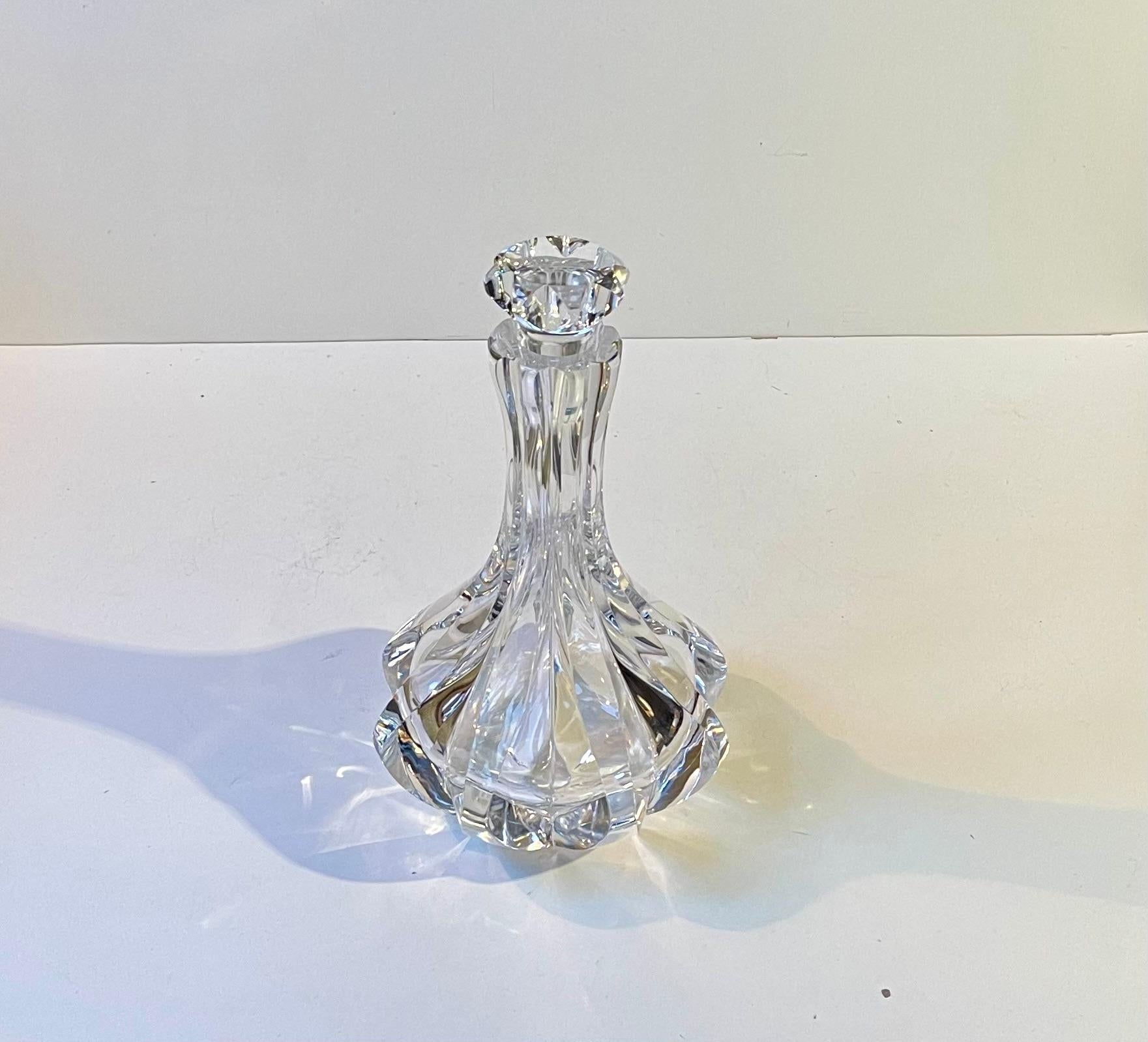 Un decanter in cristallo pregiato, pesante e spesso, molto trasparente per il tuo cognac, whisky o porto. Stile Art Deco distintivo con sfaccettature multiple e scanalature profonde. È stato realizzato da Orrefors in Svezia tra il 1970 e il 1980