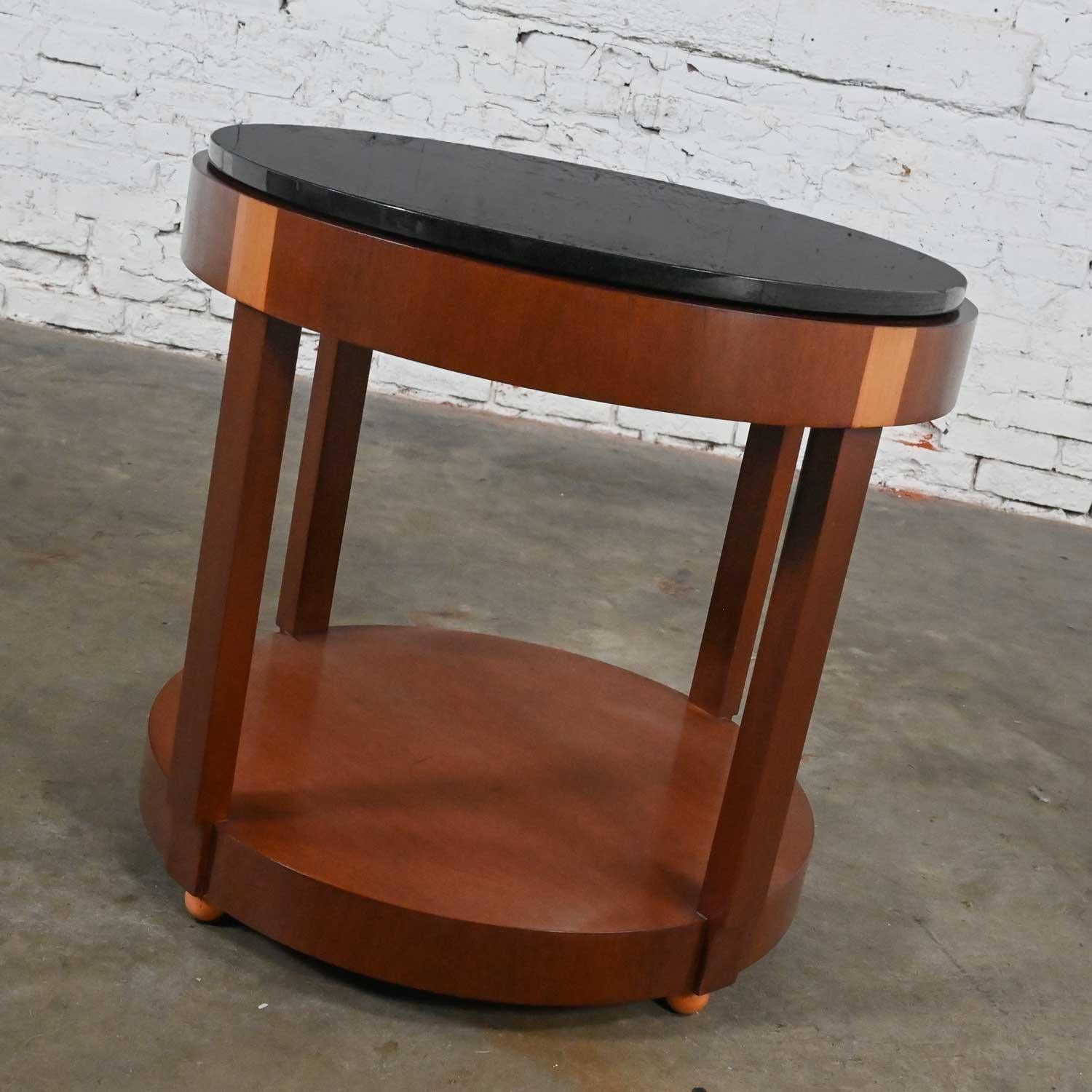 Américain Table d'appoint ronde en acajou bicolore Art Déco Revival sur mesure Plateau en granit noir en vente