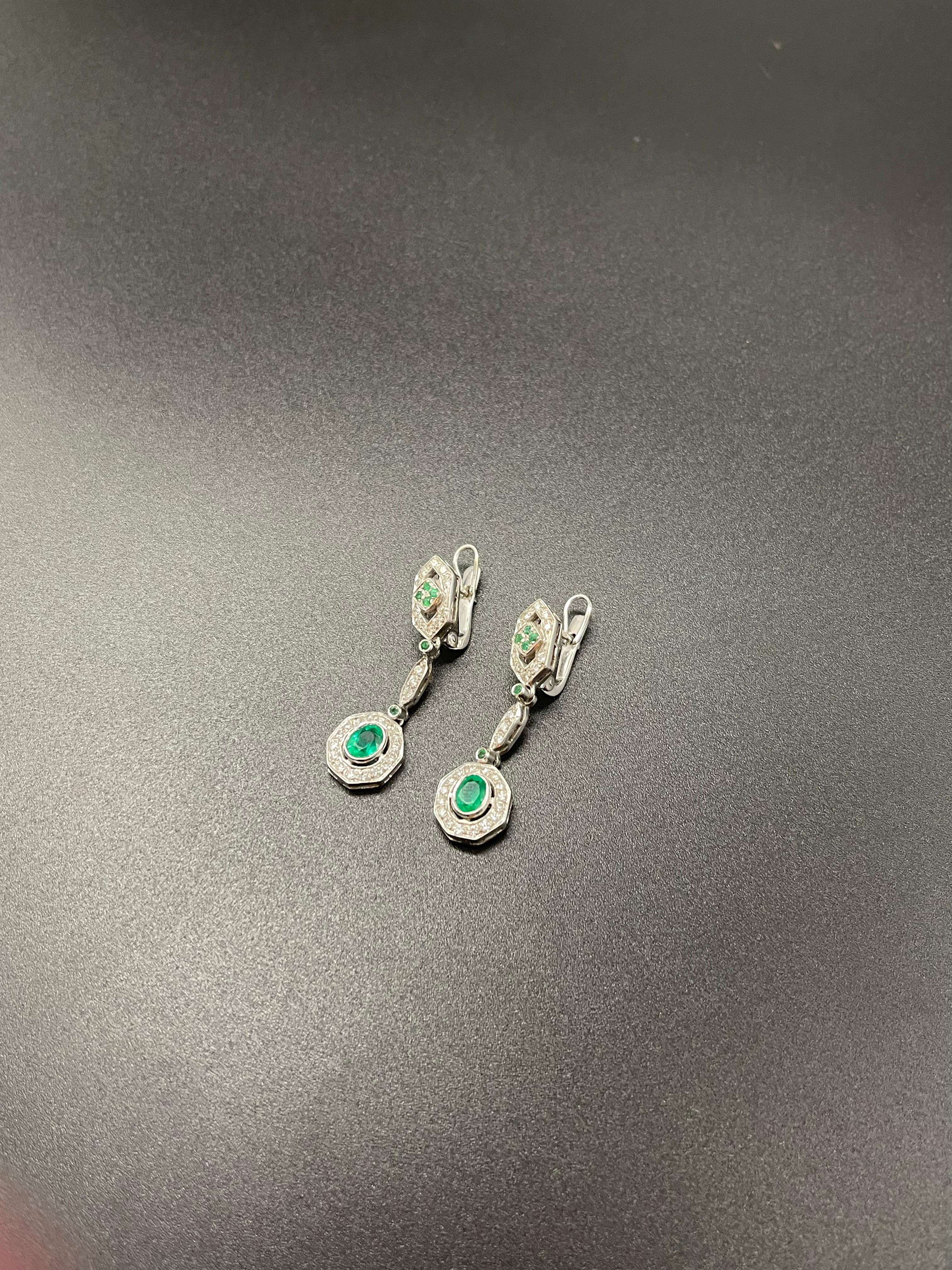  Art Deco Emeralds and Diamonds White Gold Cocktail Earrings For Sale 2
