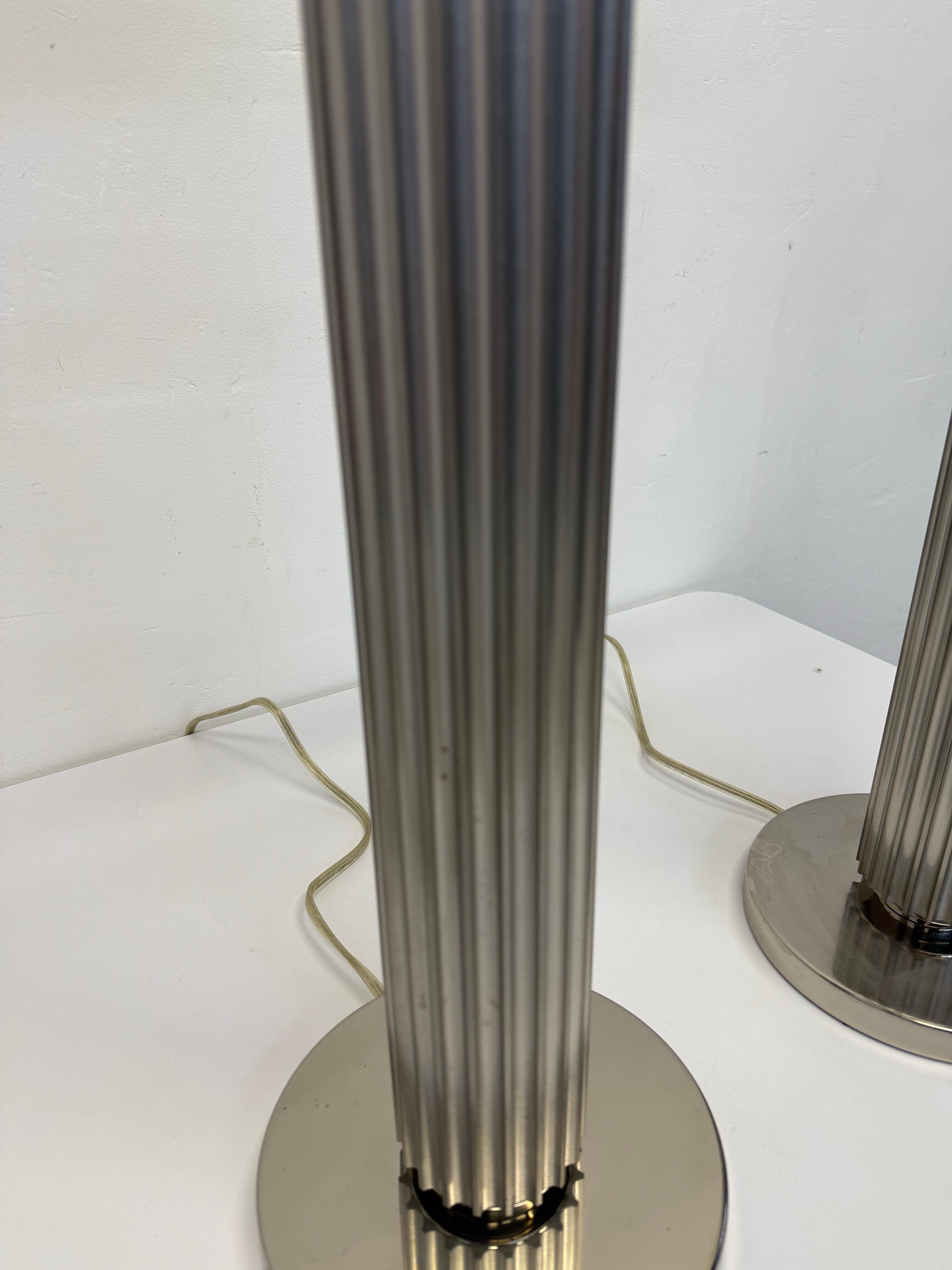 Art-Déco-Revival-Tischlampen aus stranggepresstem Aluminium und Chromsockel – Ein Paar im Angebot 4