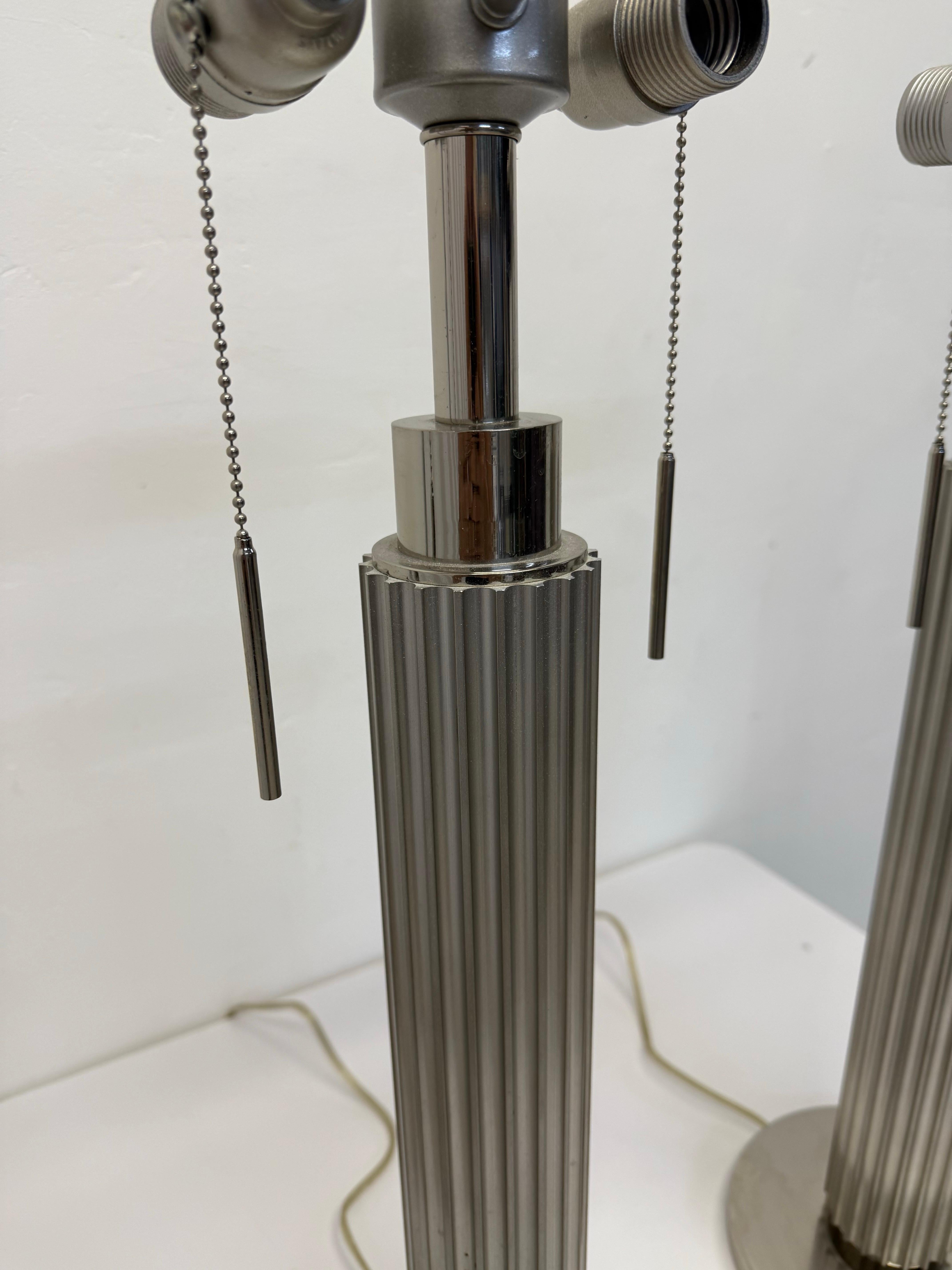 Art-Déco-Revival-Tischlampen aus stranggepresstem Aluminium und Chromsockel – Ein Paar im Angebot 7
