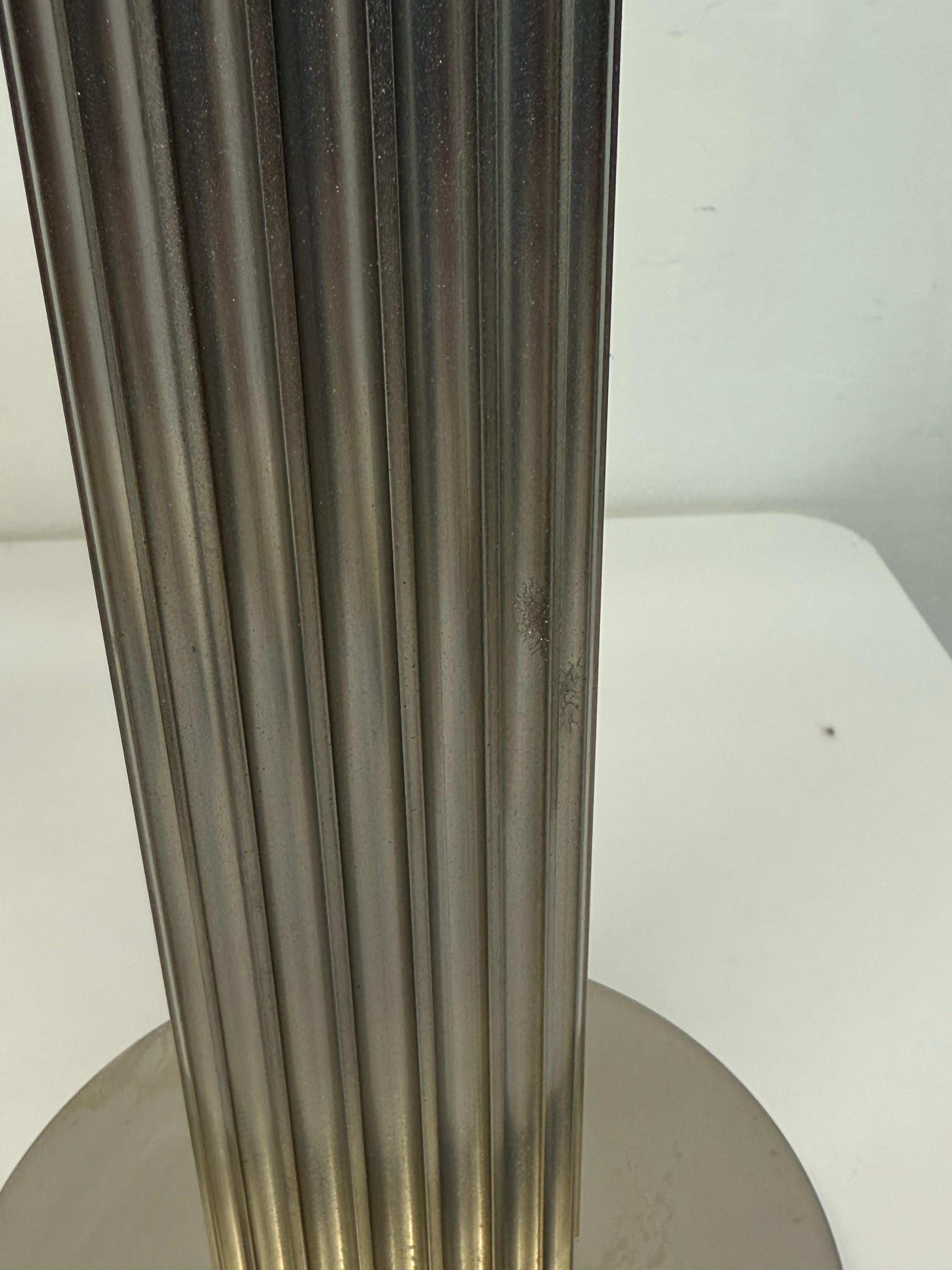Art-Déco-Revival-Tischlampen aus stranggepresstem Aluminium und Chromsockel – Ein Paar im Angebot 8