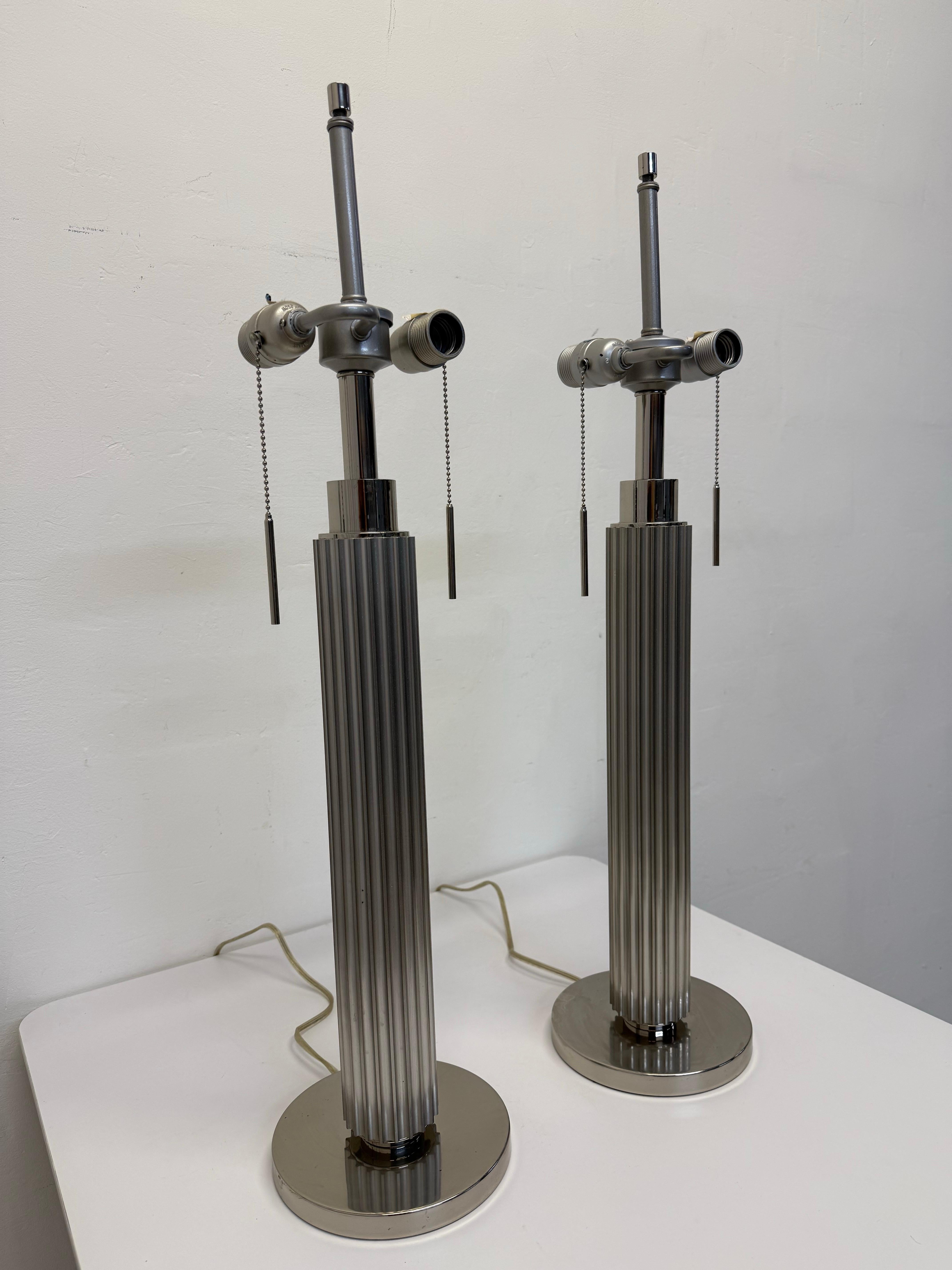 Paar Art Deco Revival / Machine Age stranggepresste Aluminium Tischlampen mit Chromsockel und Akzenten.  

Lampenschirme nicht enthalten.
