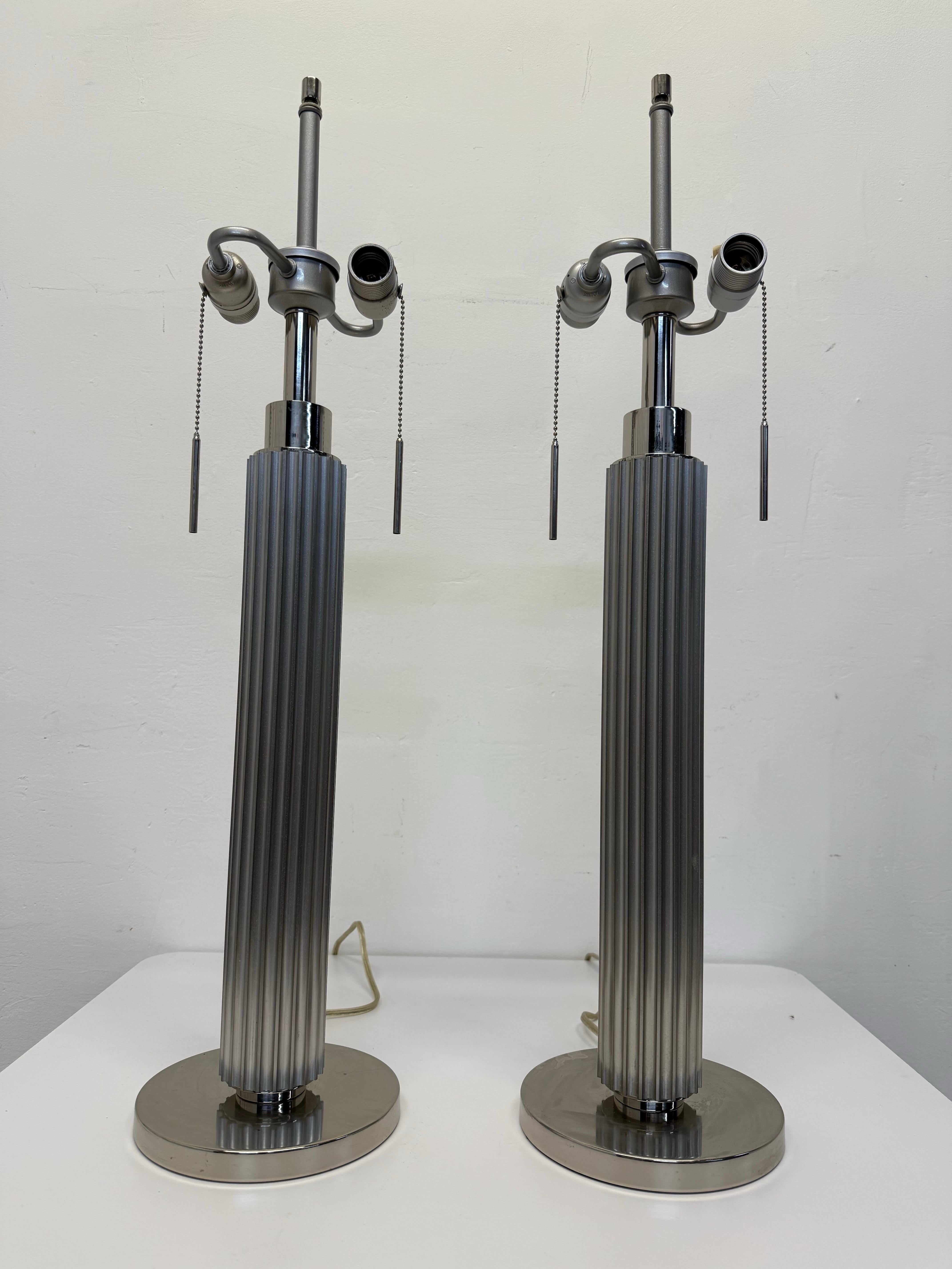 Art-Déco-Revival-Tischlampen aus stranggepresstem Aluminium und Chromsockel – Ein Paar (amerikanisch) im Angebot