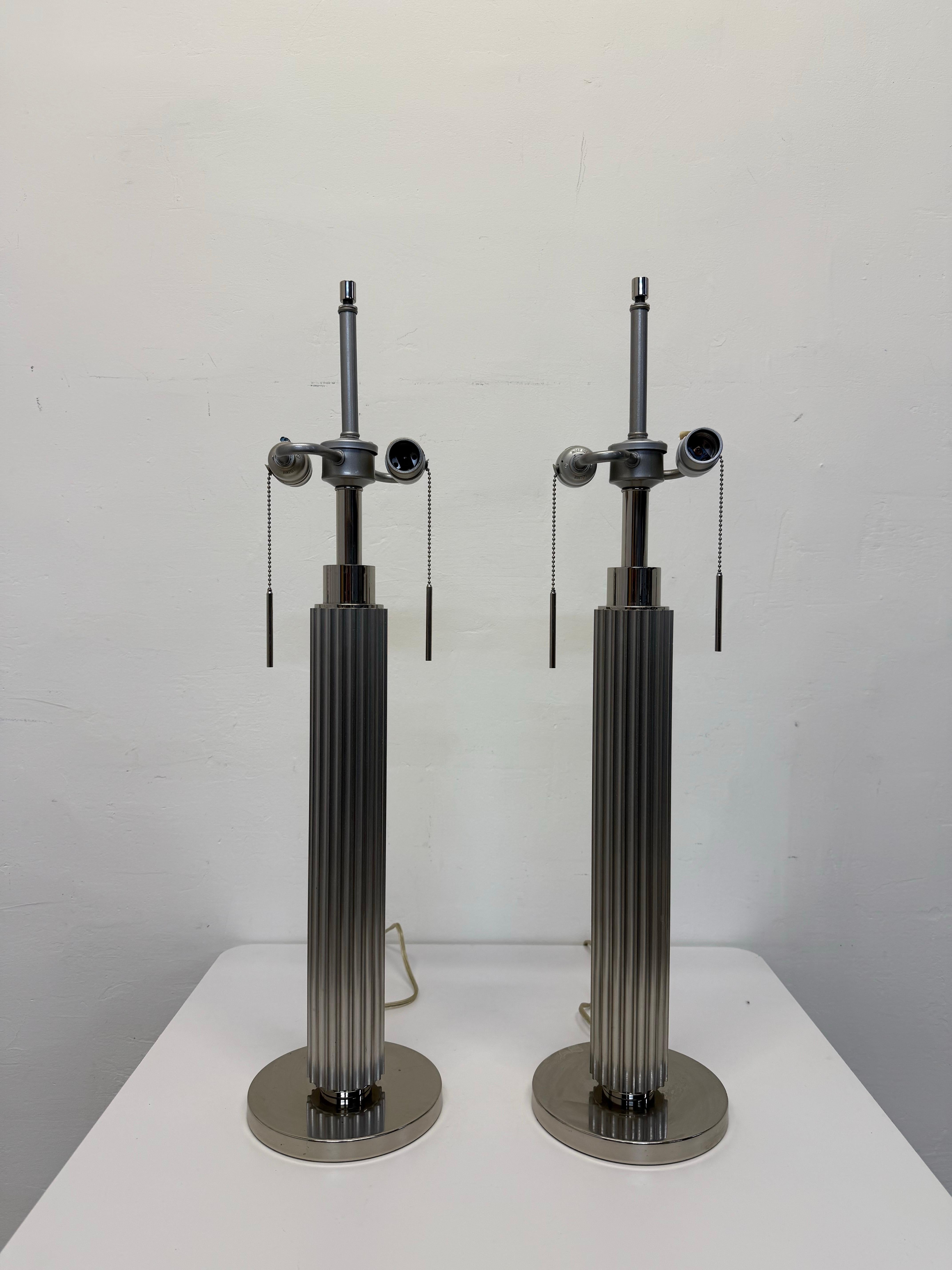 Art-Déco-Revival-Tischlampen aus stranggepresstem Aluminium und Chromsockel – Ein Paar im Zustand „Gut“ im Angebot in Miami, FL
