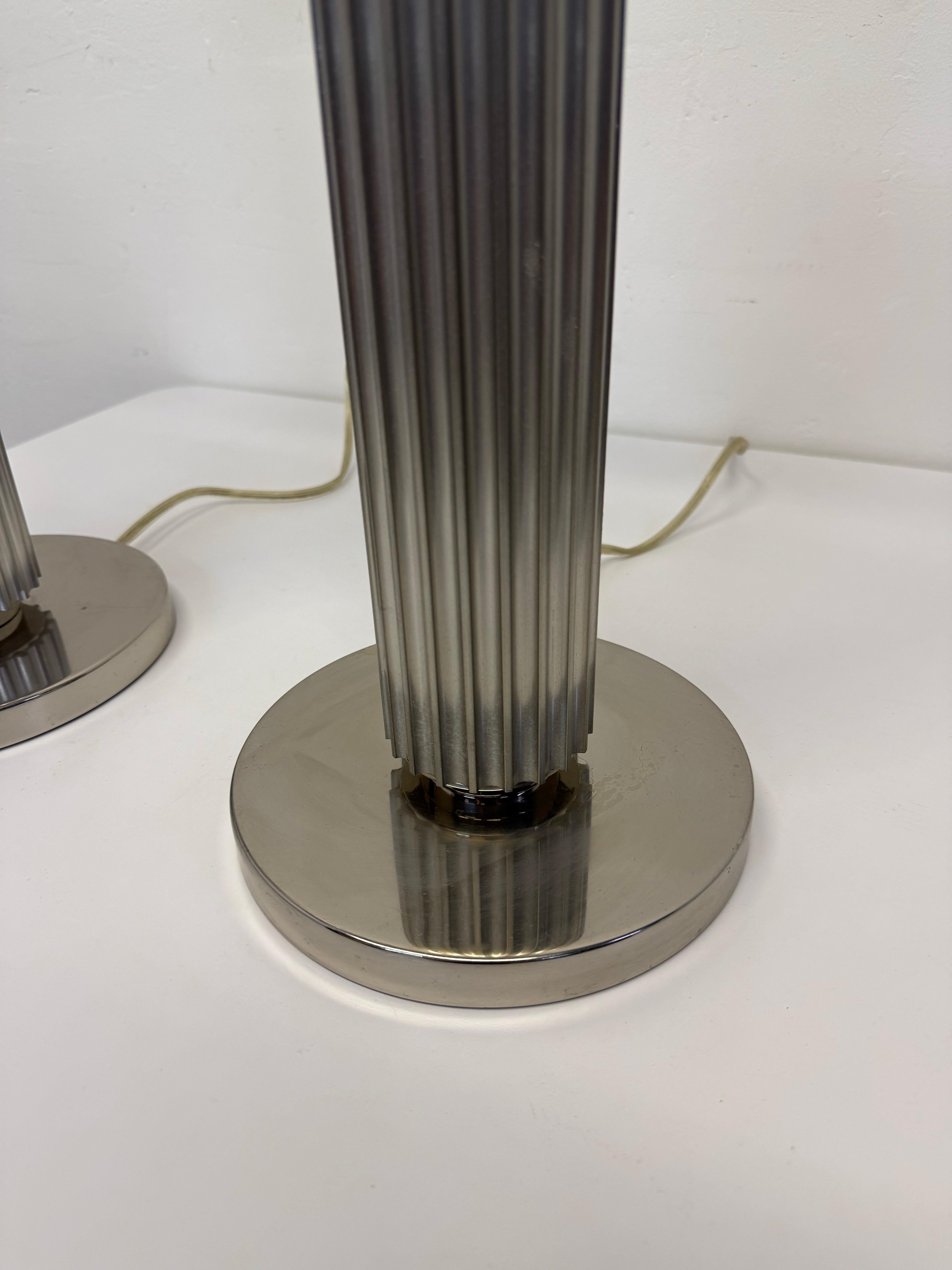 Art-Déco-Revival-Tischlampen aus stranggepresstem Aluminium und Chromsockel – Ein Paar (20. Jahrhundert) im Angebot