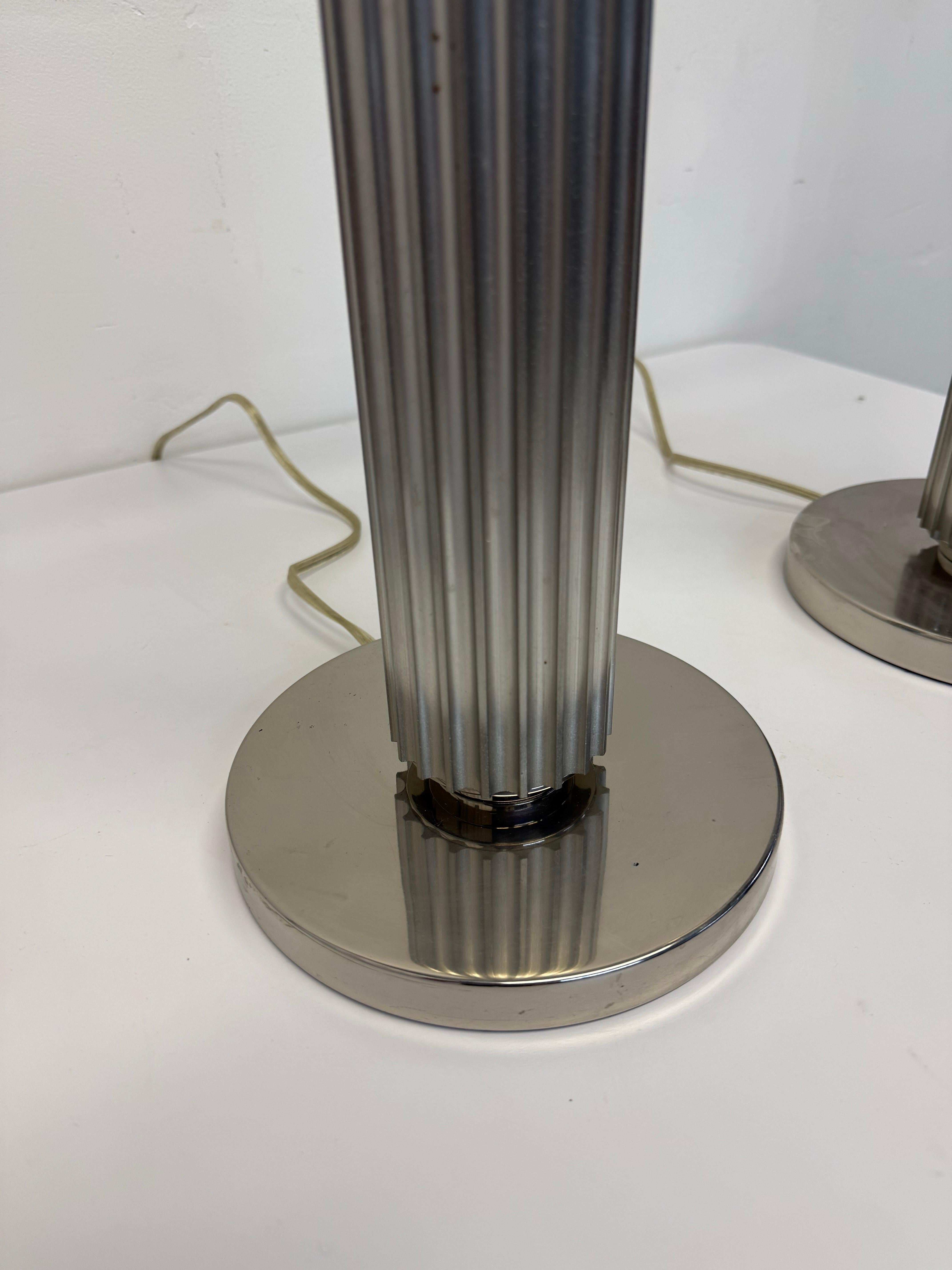 Art-Déco-Revival-Tischlampen aus stranggepresstem Aluminium und Chromsockel – Ein Paar im Angebot 1