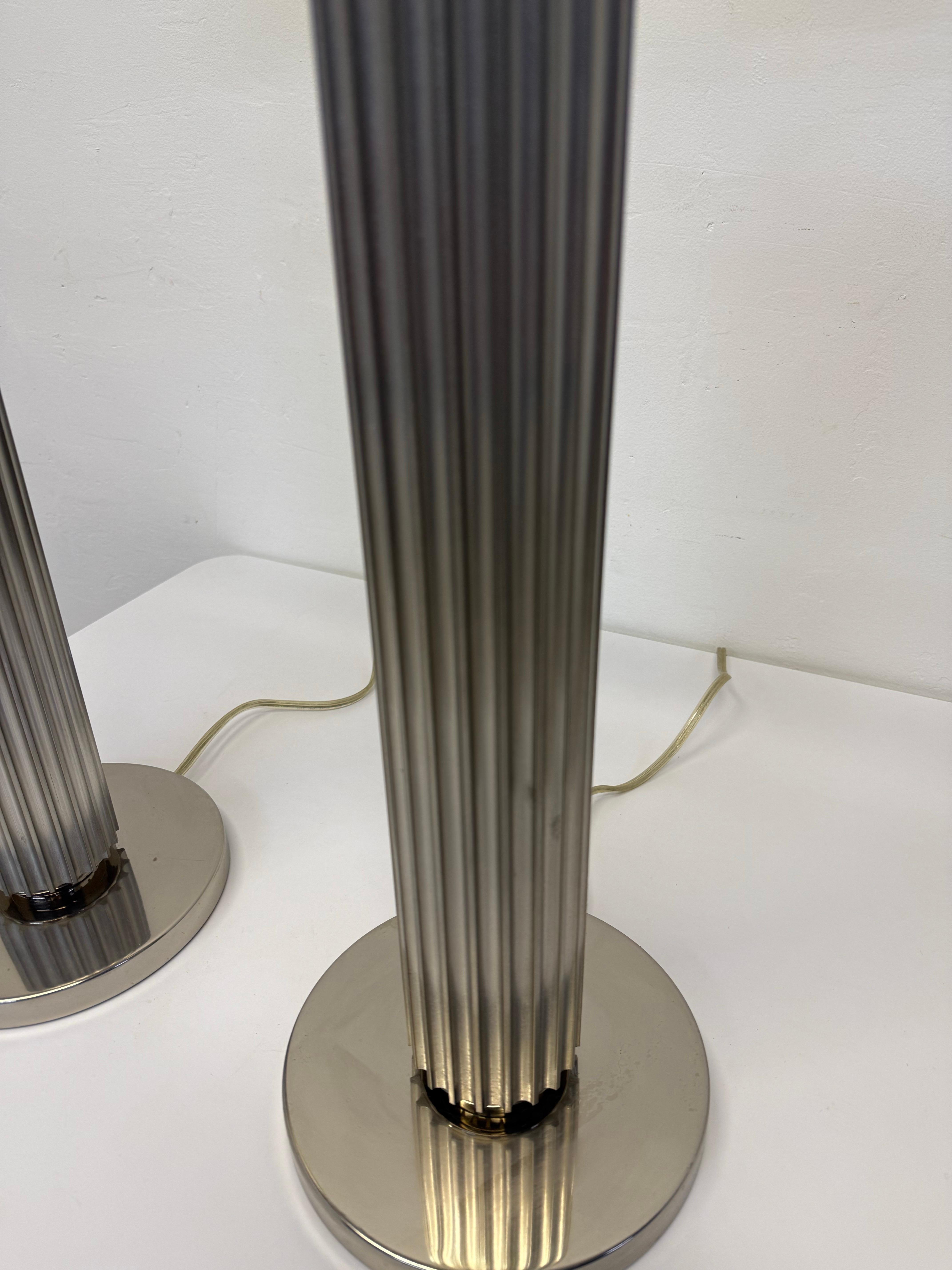 Art-Déco-Revival-Tischlampen aus stranggepresstem Aluminium und Chromsockel – Ein Paar im Angebot 2