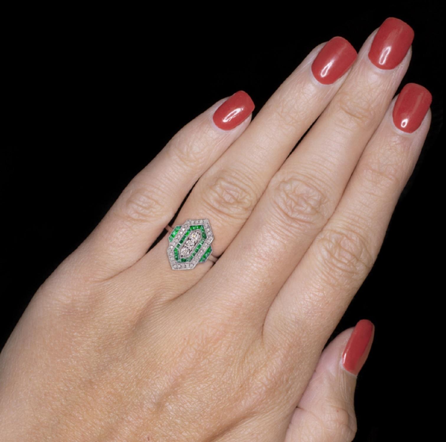 Art Deco Green Emeralds White Diamonds White Gold Ring In New Condition In Rome, IT