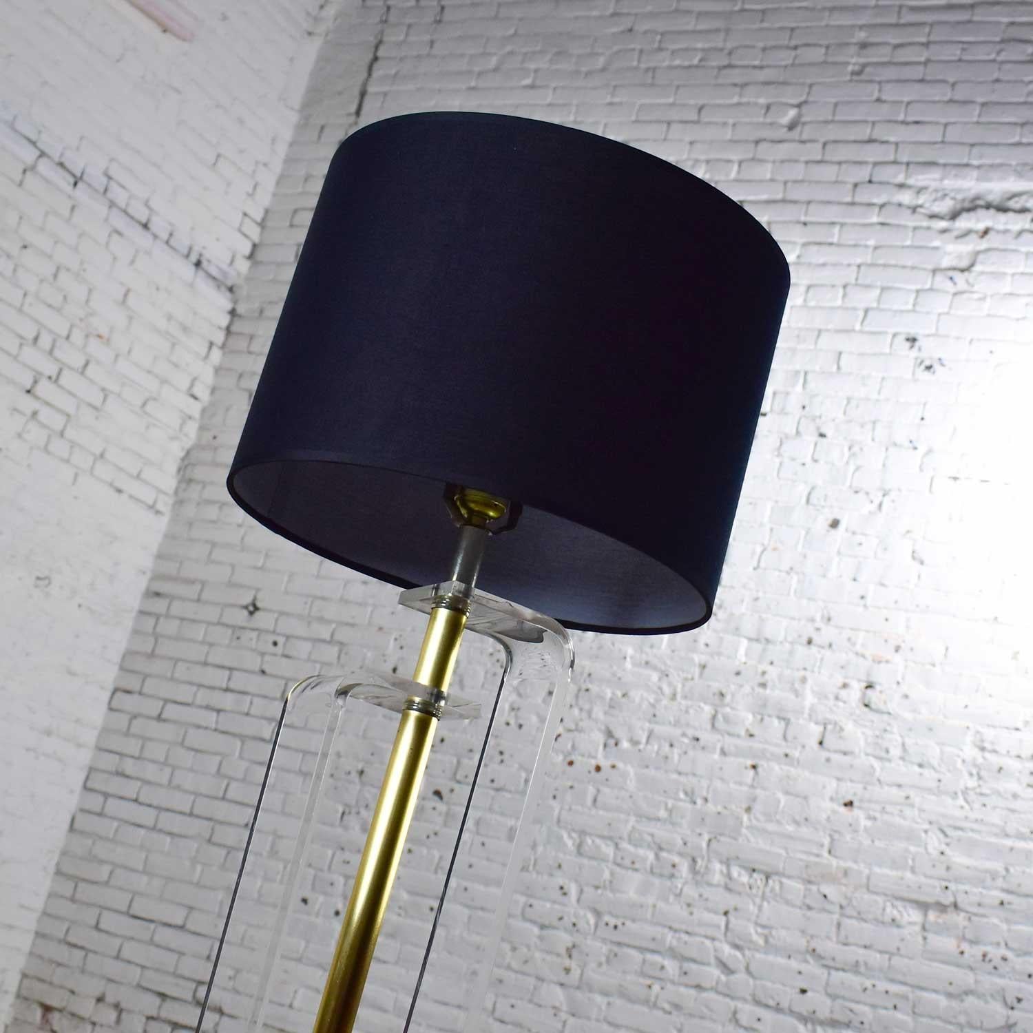 Lampada da terra Art Deco Revival Hollywood Regency in lucite e ottone in vendita 5