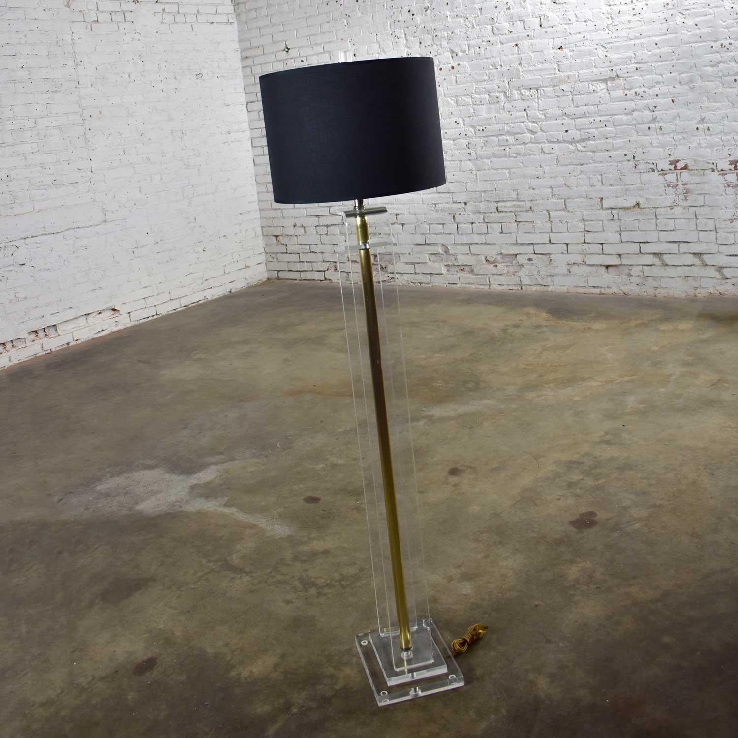 Art Deco Revival Hollywood Regency Lucite and Brass Plate Floor Lamp In Good Condition For Sale In Topeka, KS