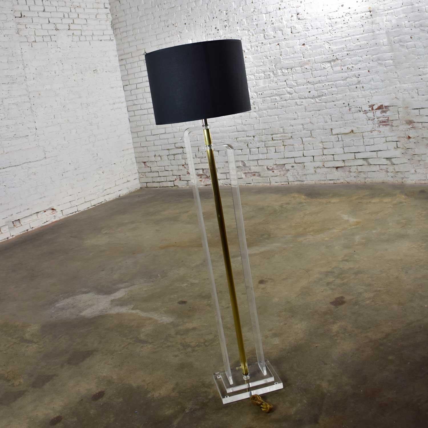 20th Century Art Deco Revival Hollywood Regency Lucite and Brass Plate Floor Lamp For Sale